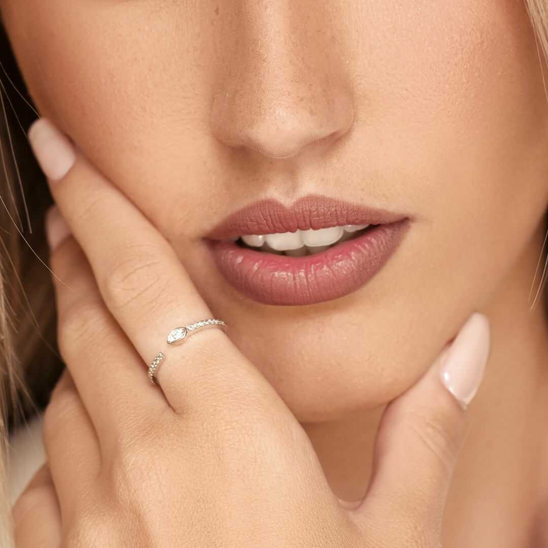 טבעת זהב פתוחה משובצת יהלומים