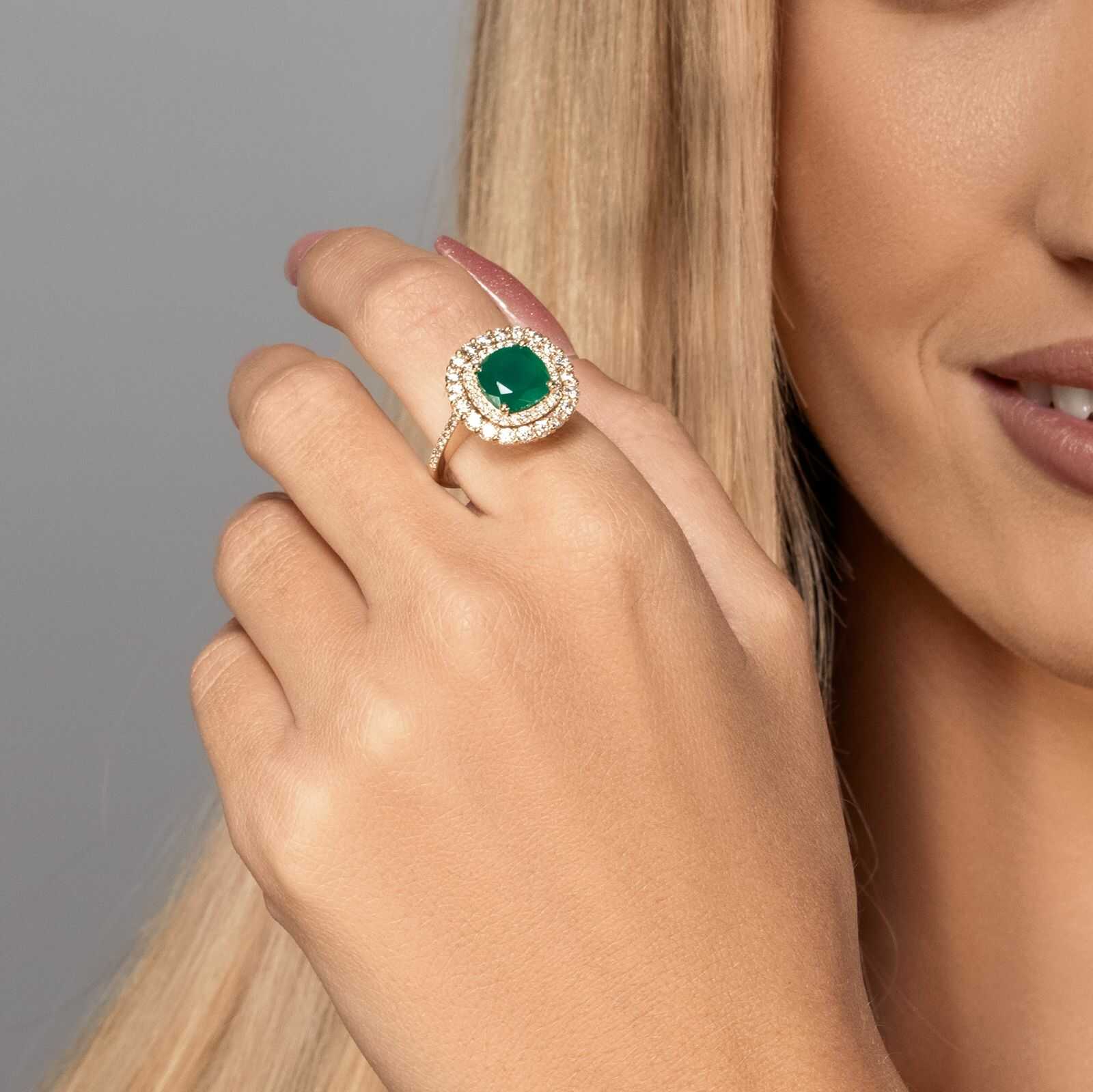 טבעת זהב משובצת אבן אגת מוקפת יהלומים