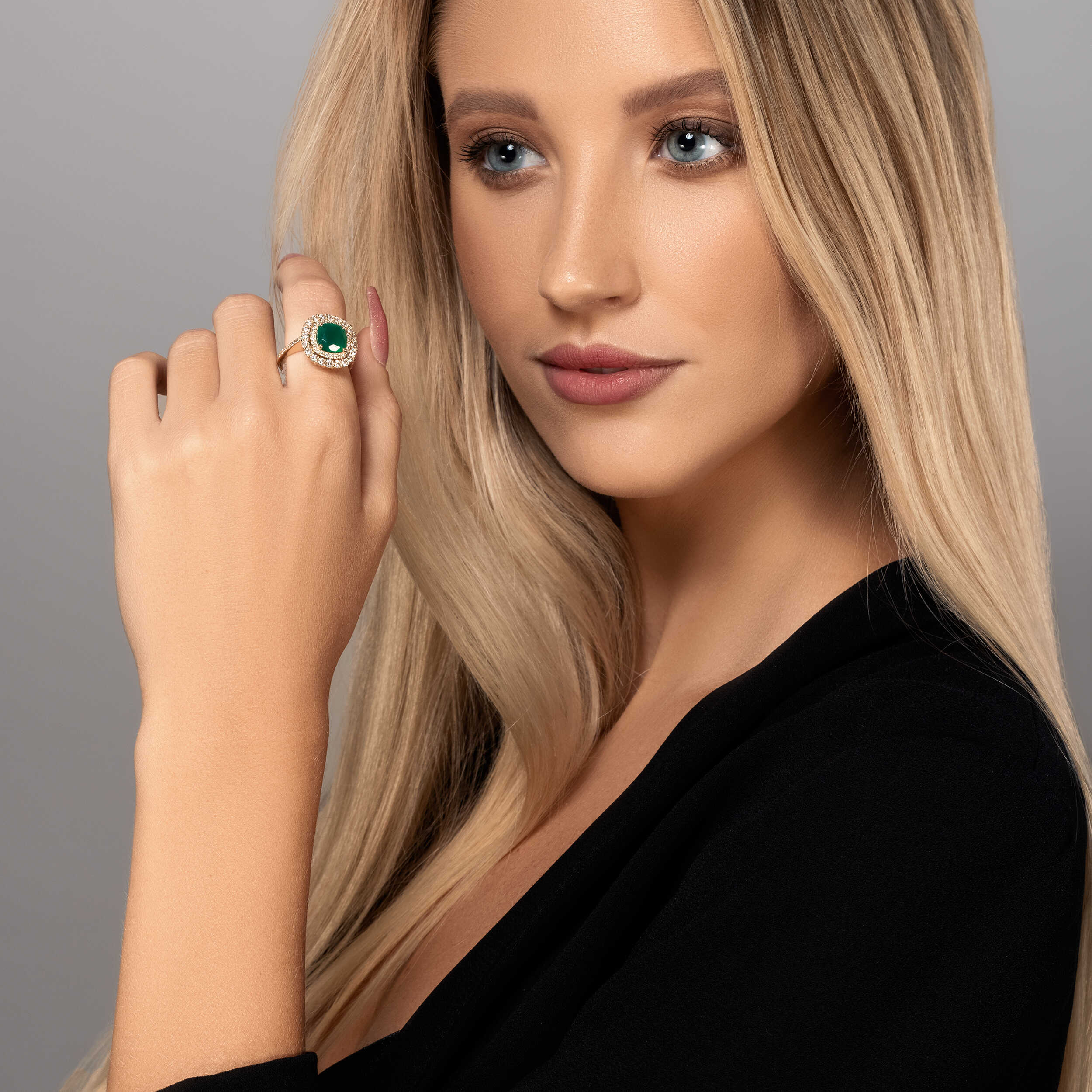 טבעת זהב משובצת אבן אגת מוקפת יהלומים