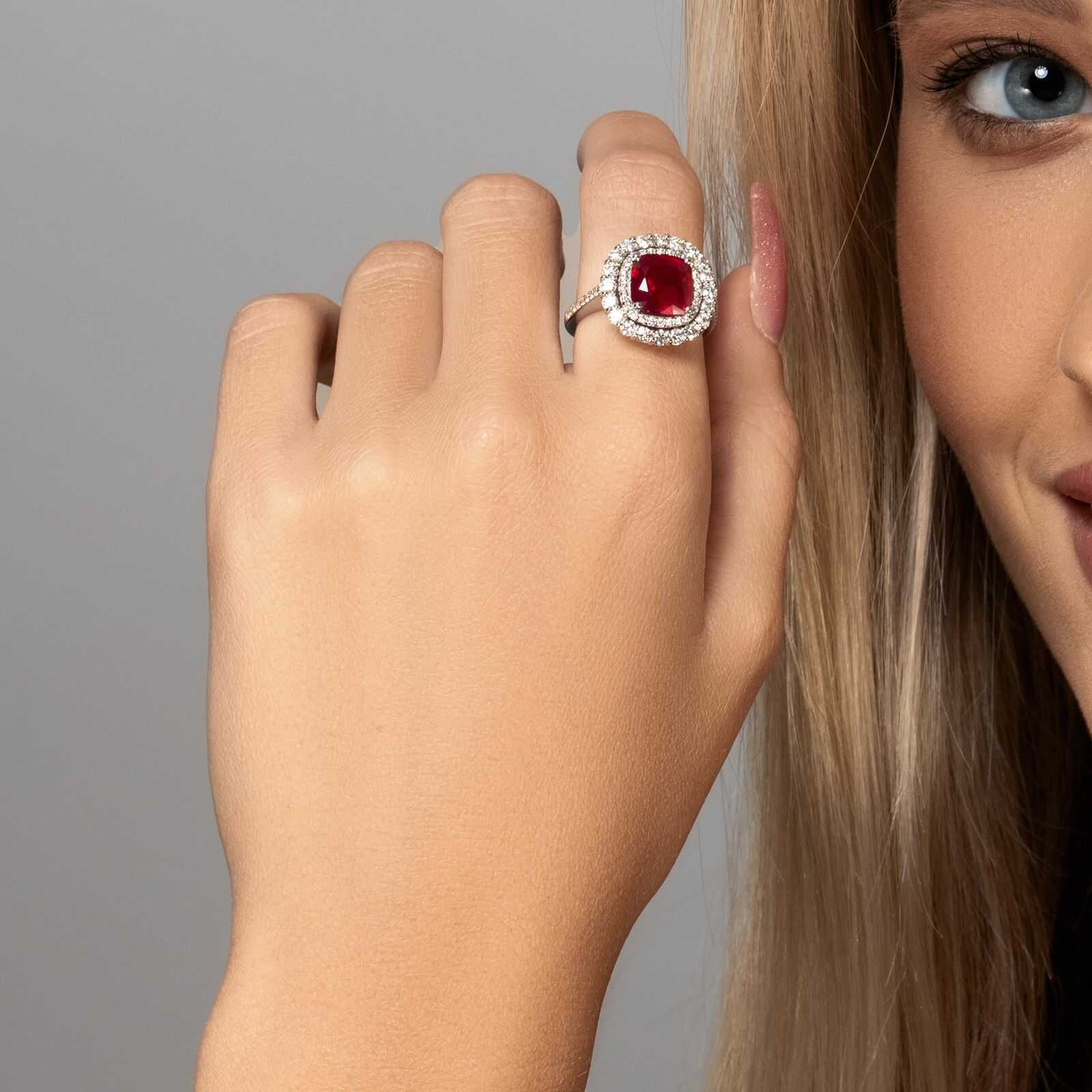 טבעת זהב משובצת אבן Ruby Glass מוקפת יהלומים