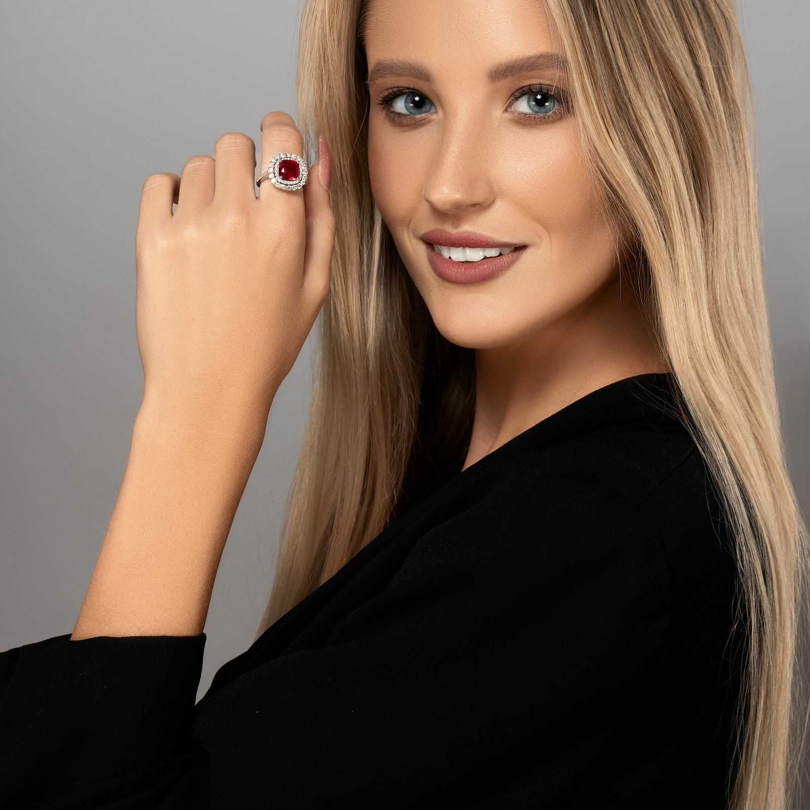 טבעת זהב משובצת אבן Ruby Glass מוקפת יהלומים