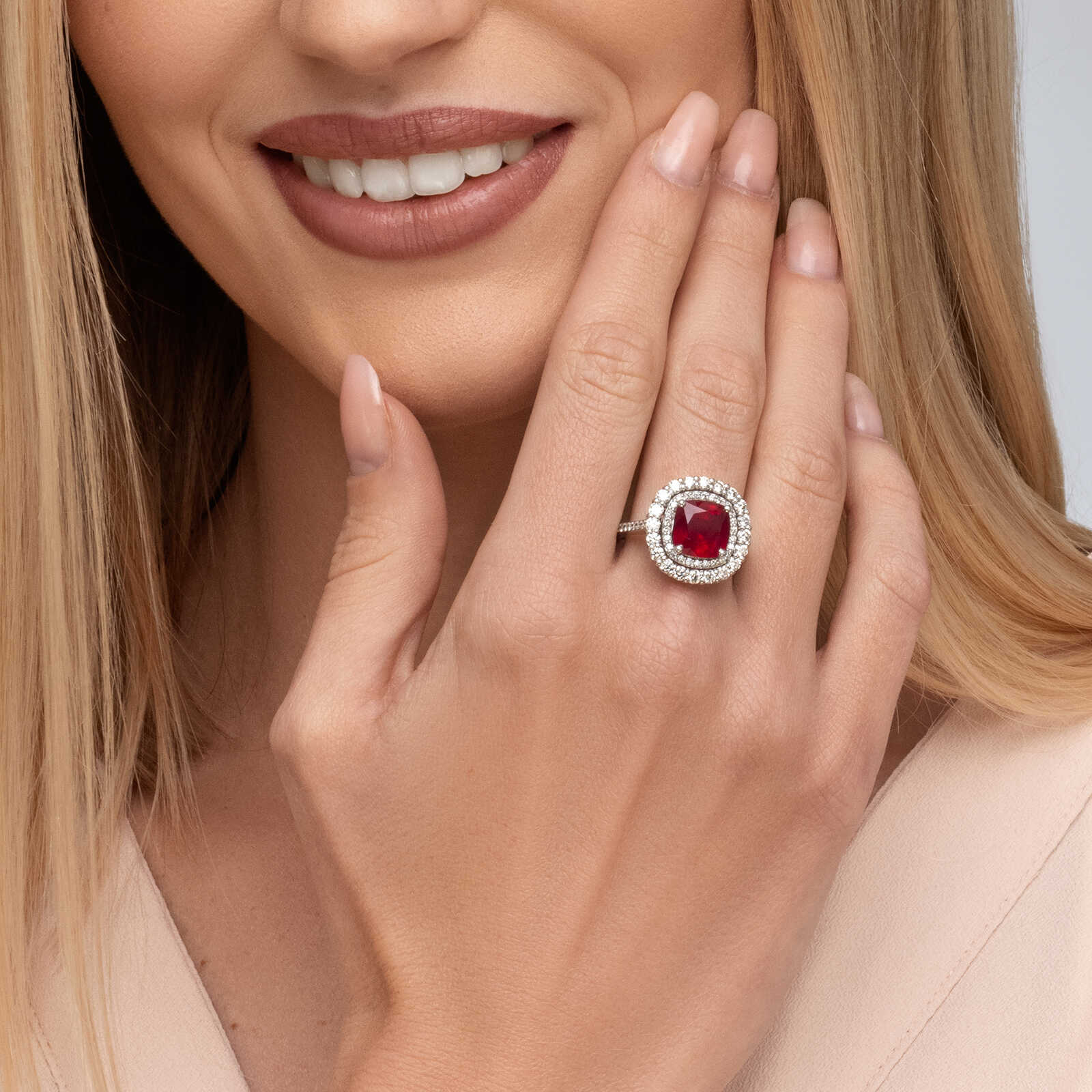 טבעת זהב משובצת אבן Ruby Glass מוקפת יהלומים