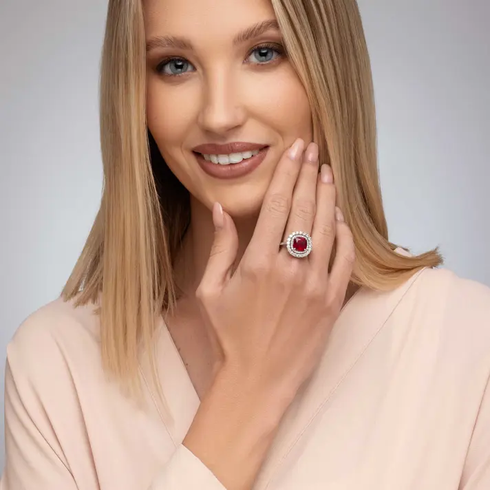 טבעת זהב משובצת אבן Ruby Glass מוקפת יהלומים