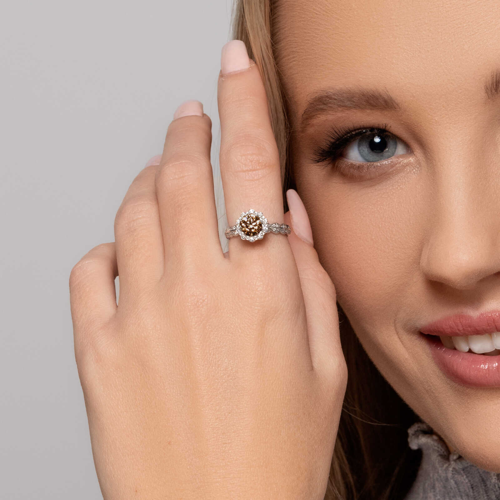 טבעת זהב משובצת ביהלום צבעוני FANCY