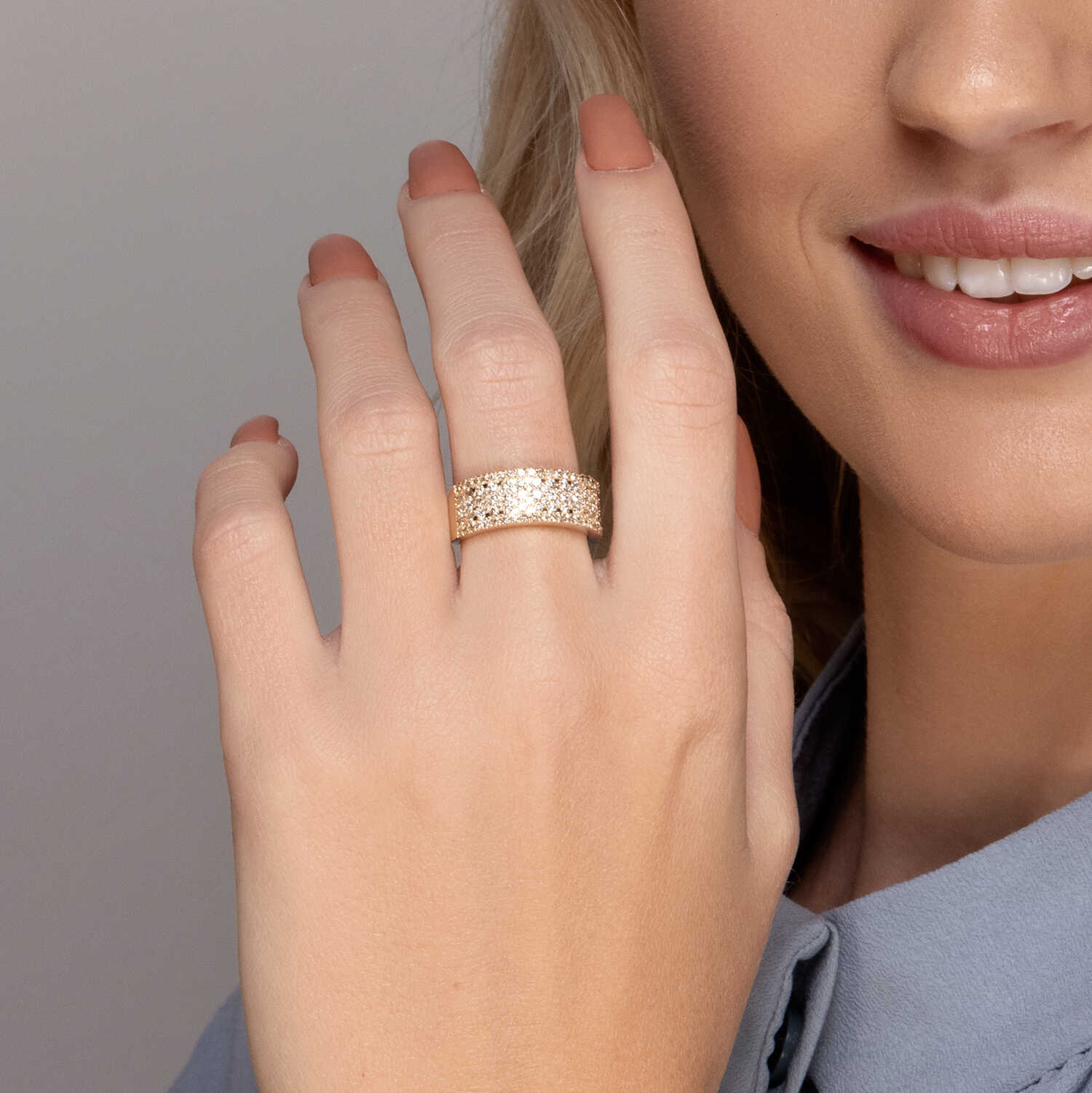 טבעת זהב משובצת בסגנון פווה ב 7 שורות יהלומים במשקל של מעל לקראט