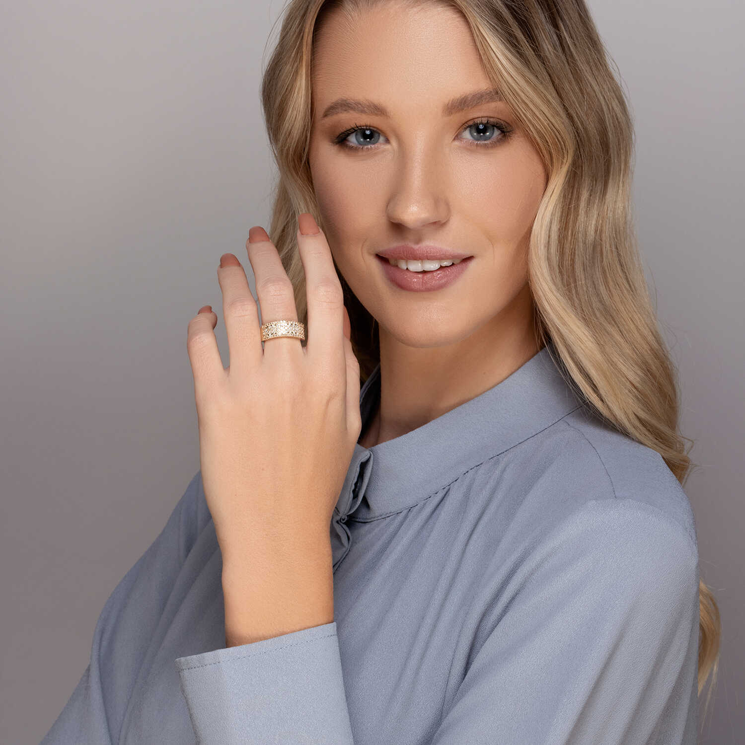 טבעת זהב משובצת בסגנון פווה ב 7 שורות יהלומים במשקל של מעל לקראט