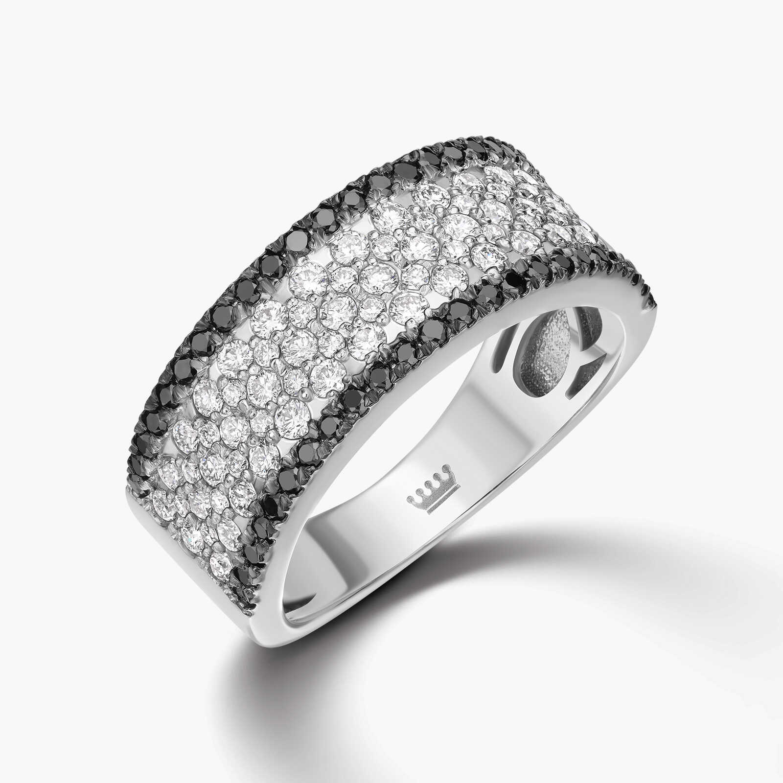 טבעת זהב לבן בשיבוץ יהלומים לבנים ושחורים