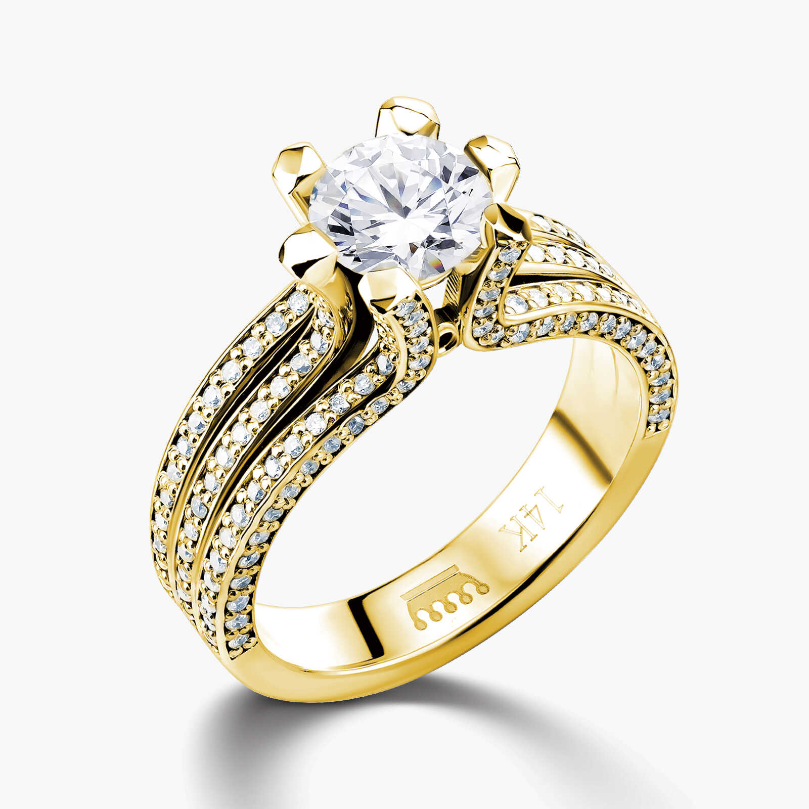 טבעת יהלומים משולשת המחזיקה יהלום גדול