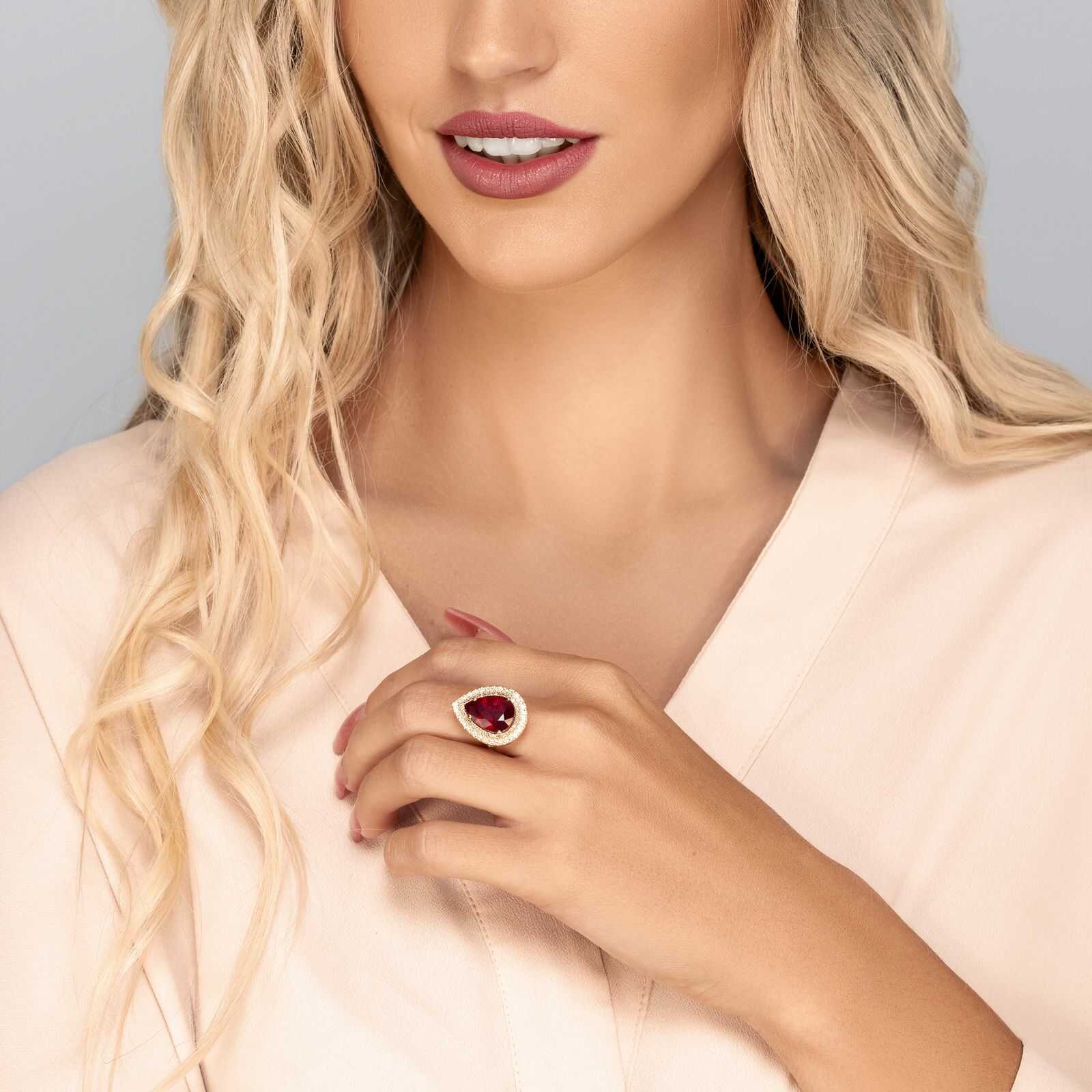 טבעת זהב עם ראש טיפה גדול בשיבוץ אבן רובי גלס ויהלומים