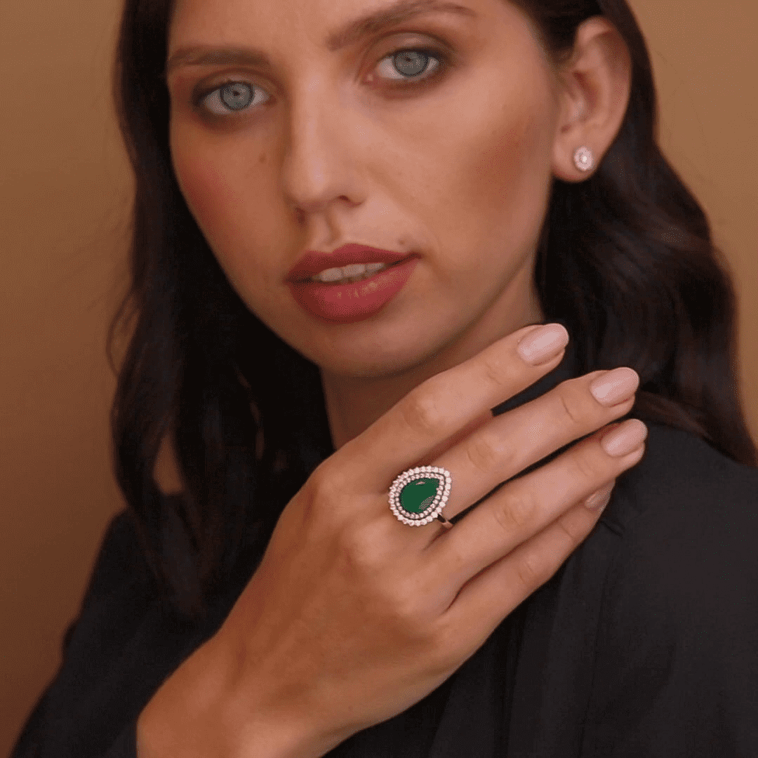 טבעת זהב עם ראש טיפה גדול בשיבוץ אבן אגת ויהלומים