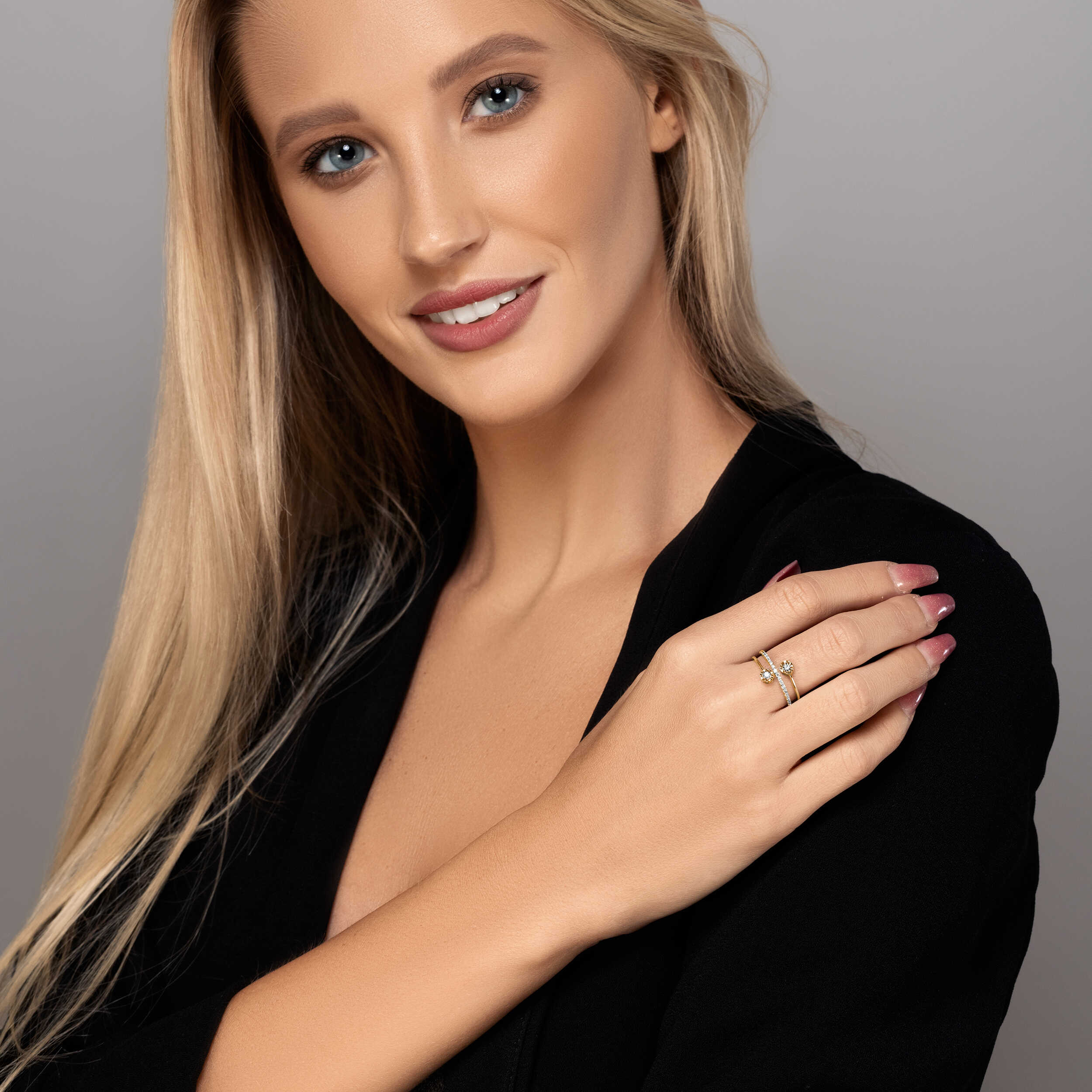 טבעת זהב מתפצלת ל 3 משובצת יהלומים