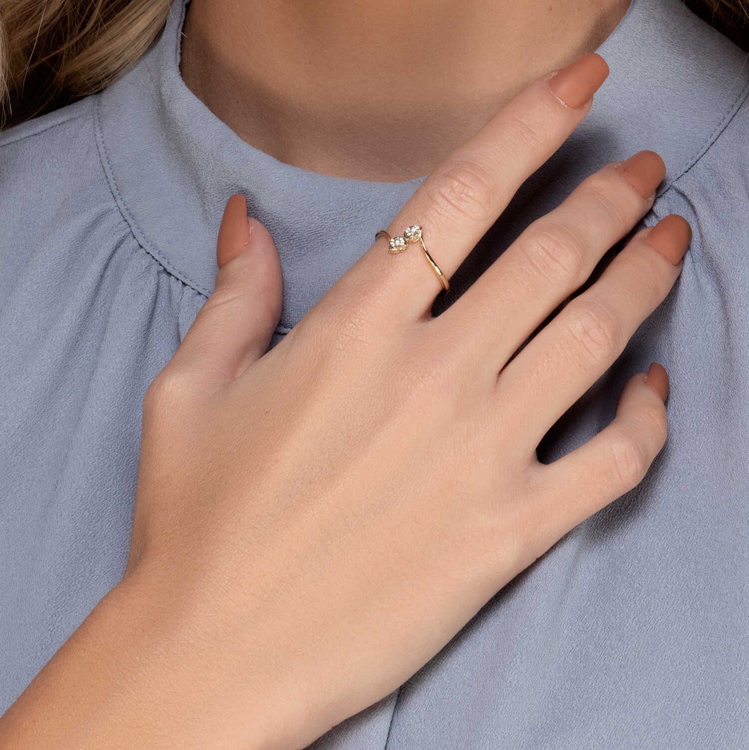 טבעת זהב עם שני קצוות משובצים יהלומים