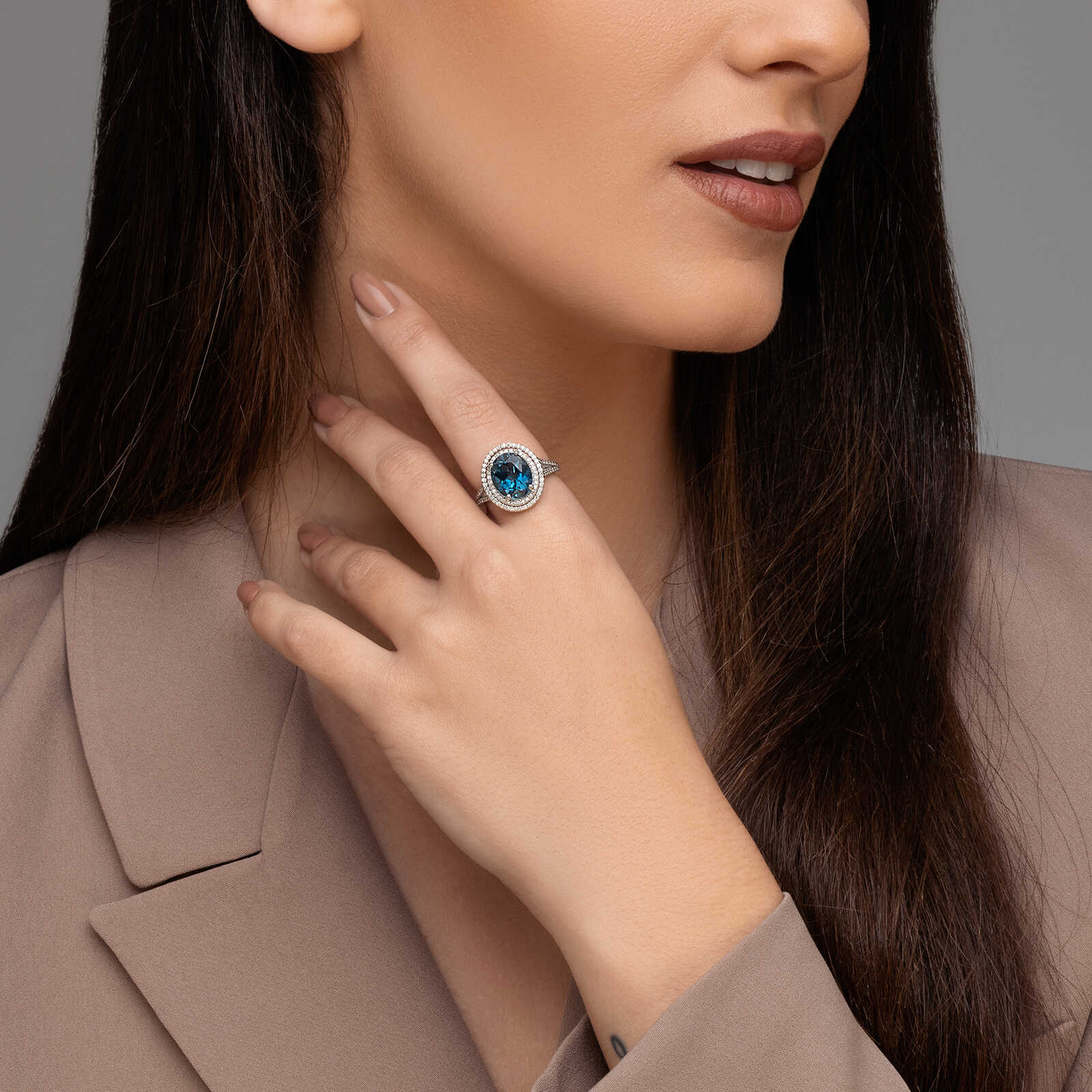 טבעת ליז משובצת בלו לונדון ויהלומים