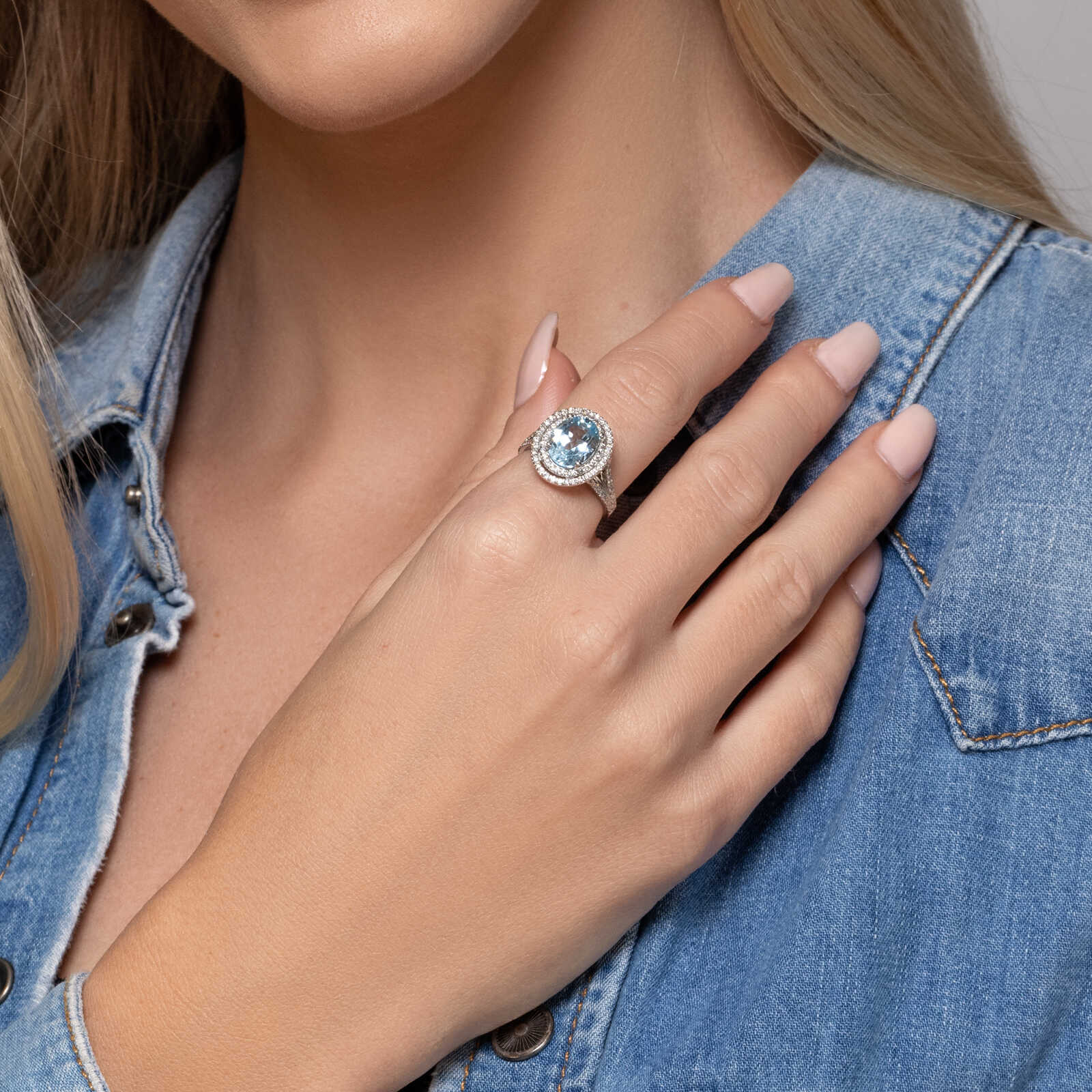 טבעת זהב משובצת יהלומים ואבן בלו טופז