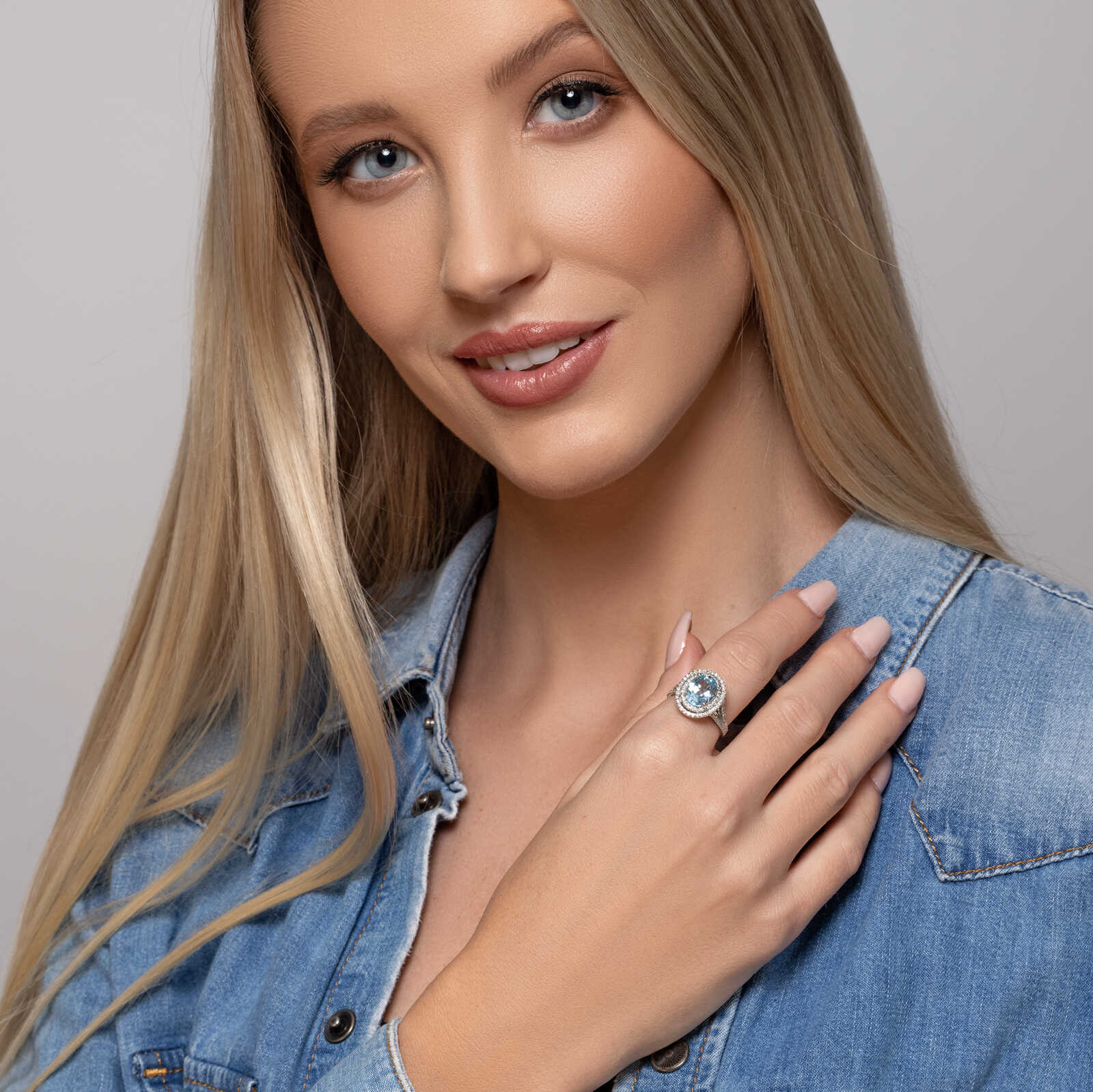 טבעת זהב משובצת יהלומים ואבן בלו טופז