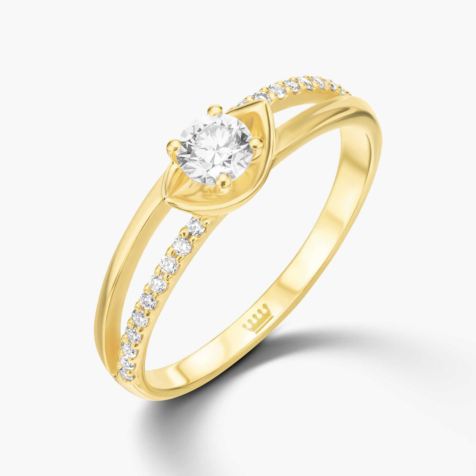 טבעת זהב משובצת יהלומים נוצצים