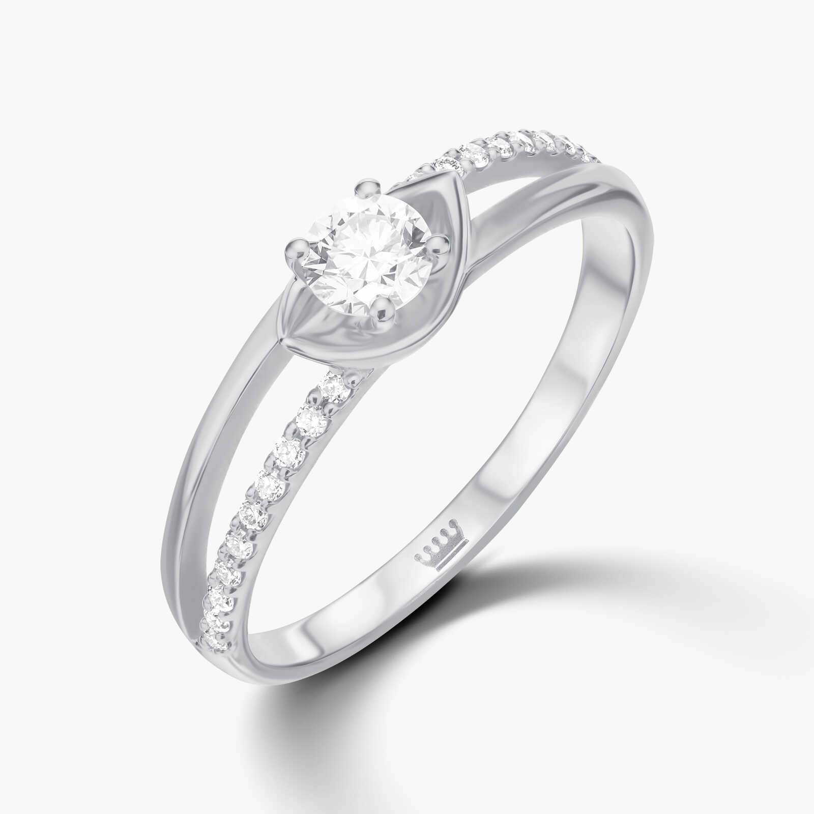 טבעת זהב משובצת יהלומים נוצצים