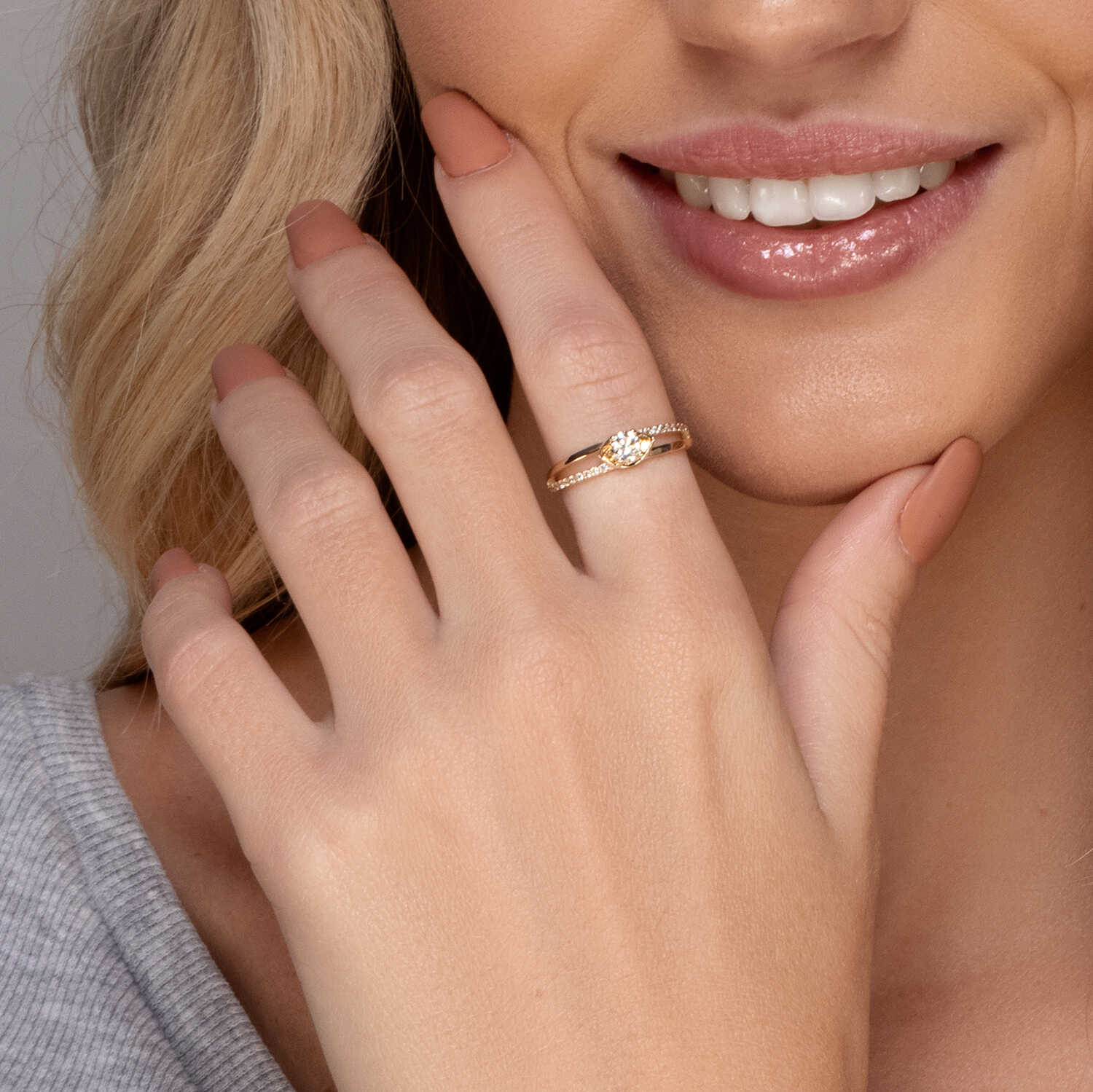 טבעת זהב משובצת יהלומים נוצצים