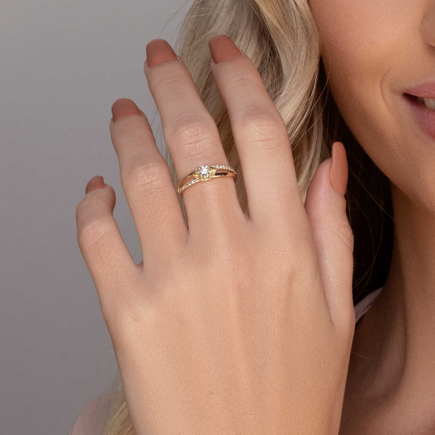 טבעת זהב משובצת יהלומים נוצצים