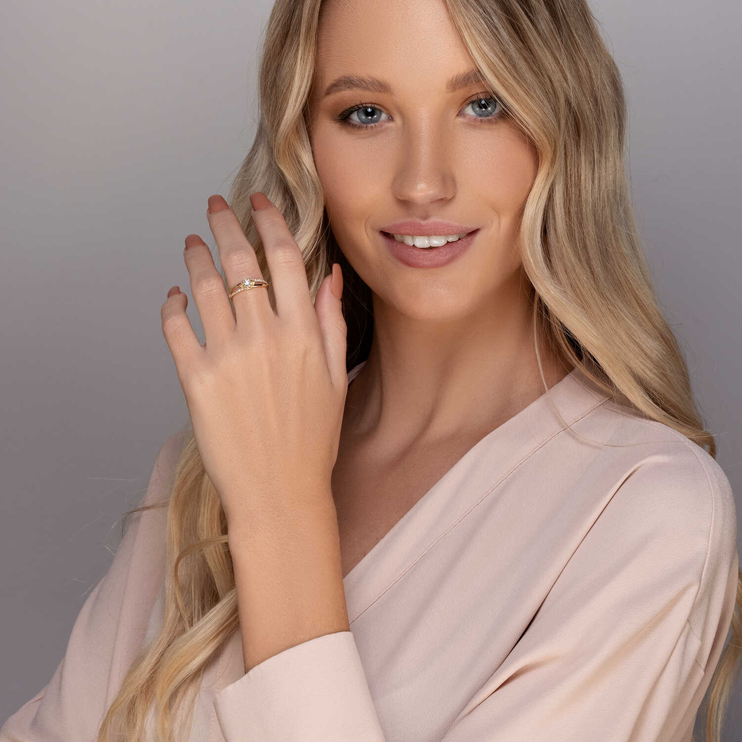 טבעת זהב משובצת יהלומים נוצצים