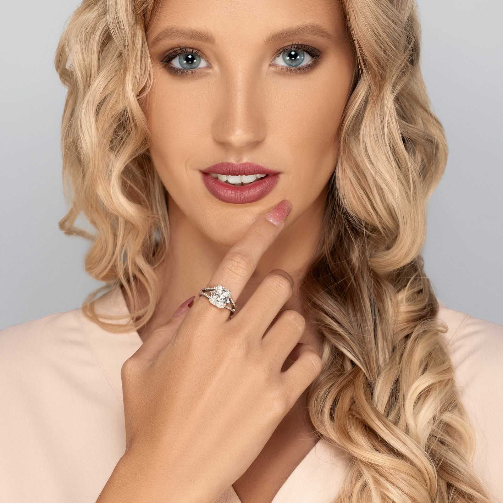 טבעת זהב עם ראש מלבני משובצת יהלומים בחיתוך באגט יוקרתי