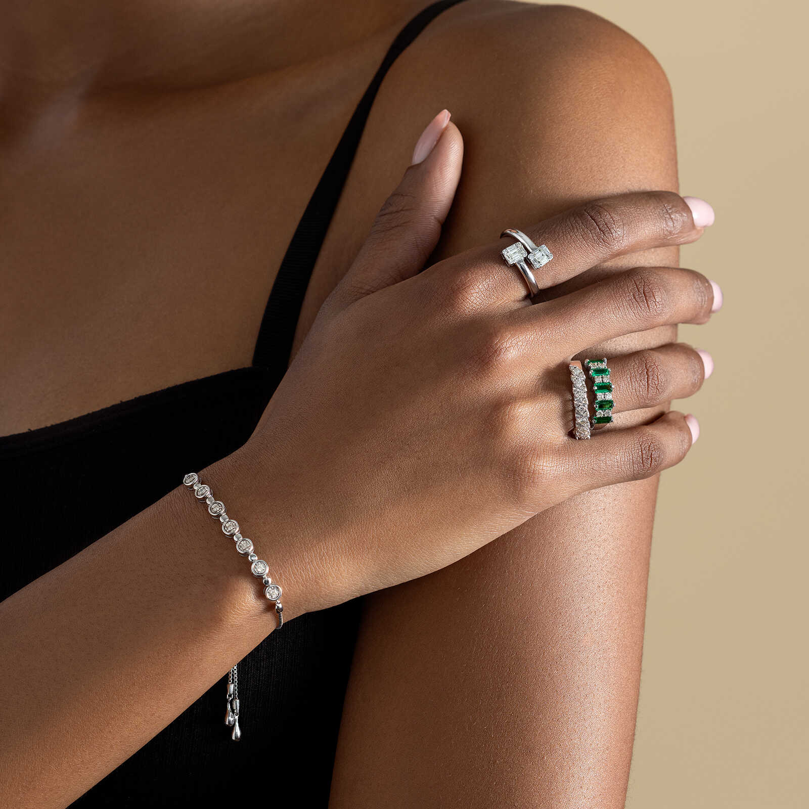 טבעת זהב בצורת עלים משובצים יהלומים