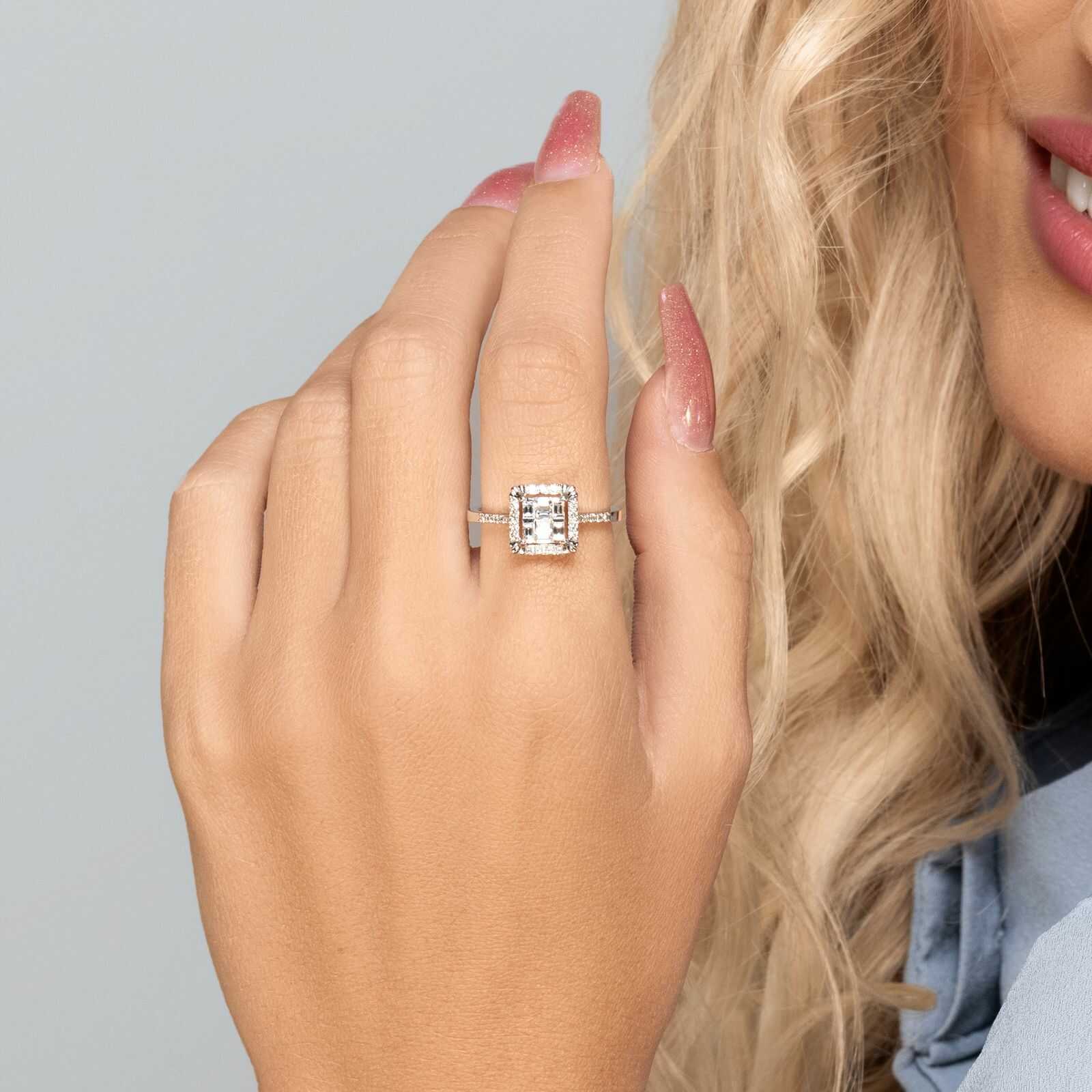 טבעת זהב עם ראש מרובע משובץ יהלומים בחיתוך באגט