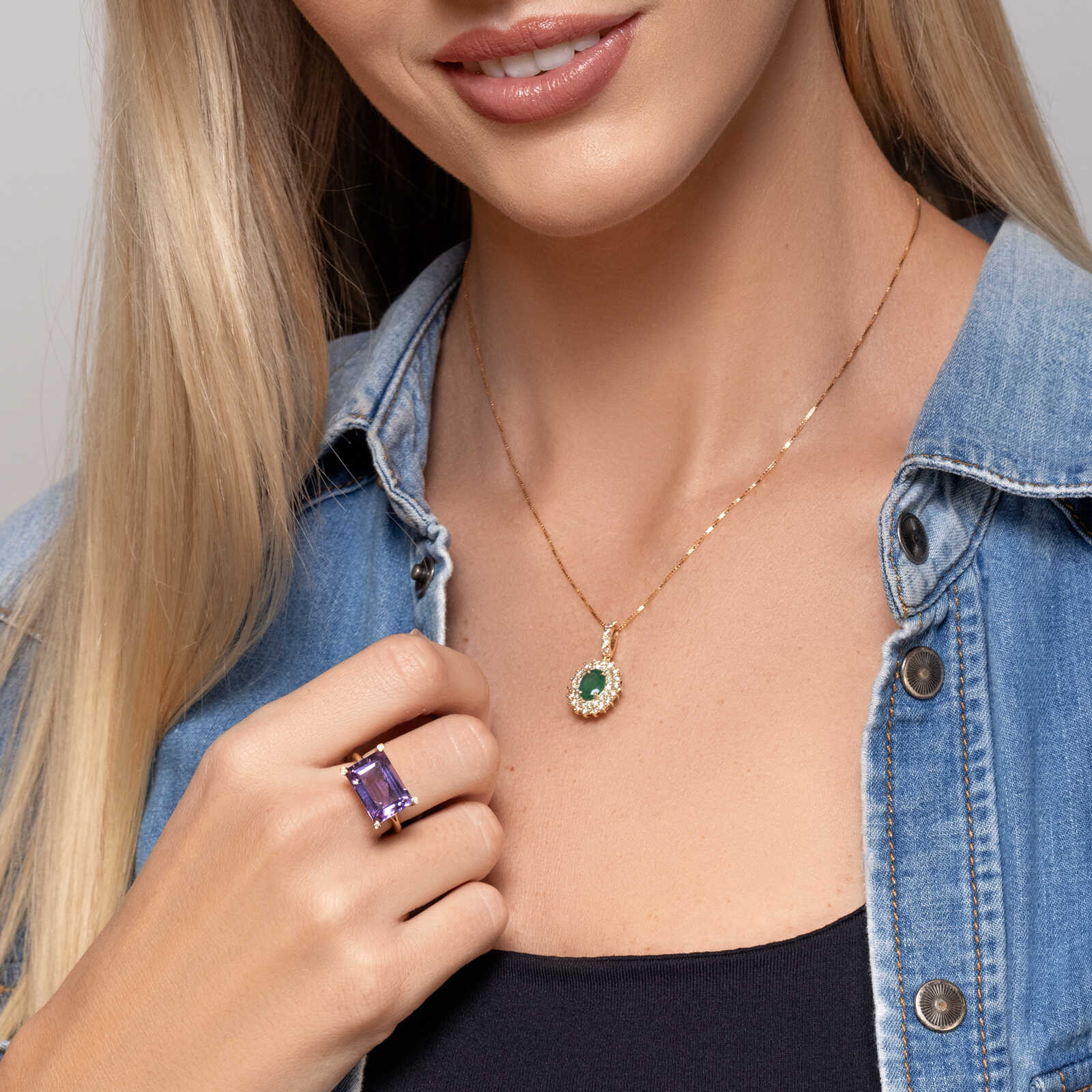 תליון משובץ אבן אמרלד מדהימה מוקפת יהלומים