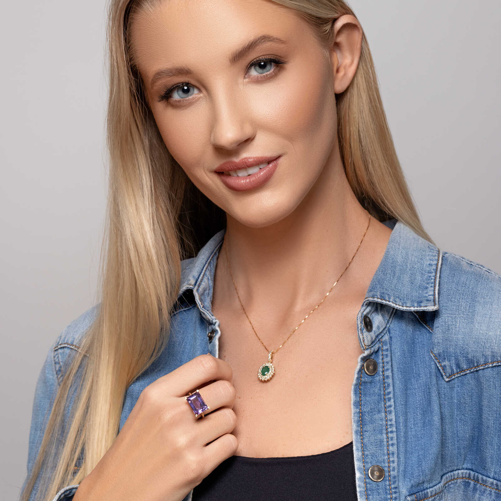 תליון משובץ אבן אמרלד מדהימה מוקפת יהלומים