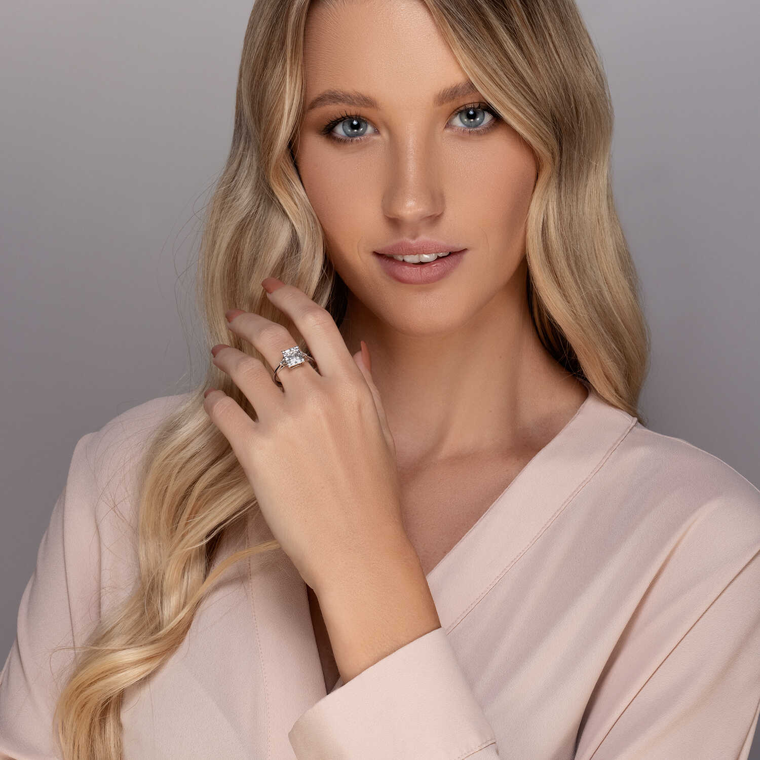 טבעת זהב משובצת יהלומים בחיתוך באגט יוקרתי