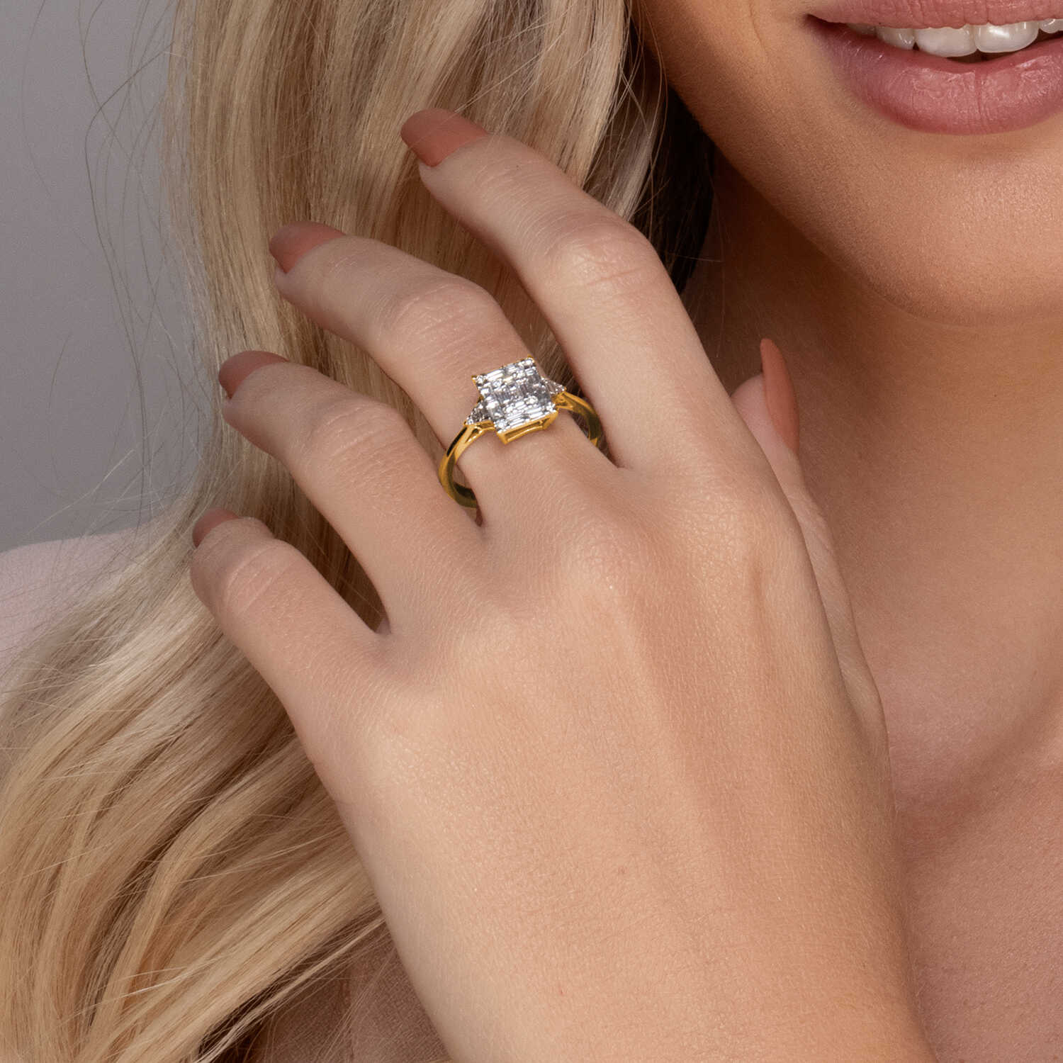 טבעת זהב משובצת יהלומים בחיתוך באגט יוקרתי