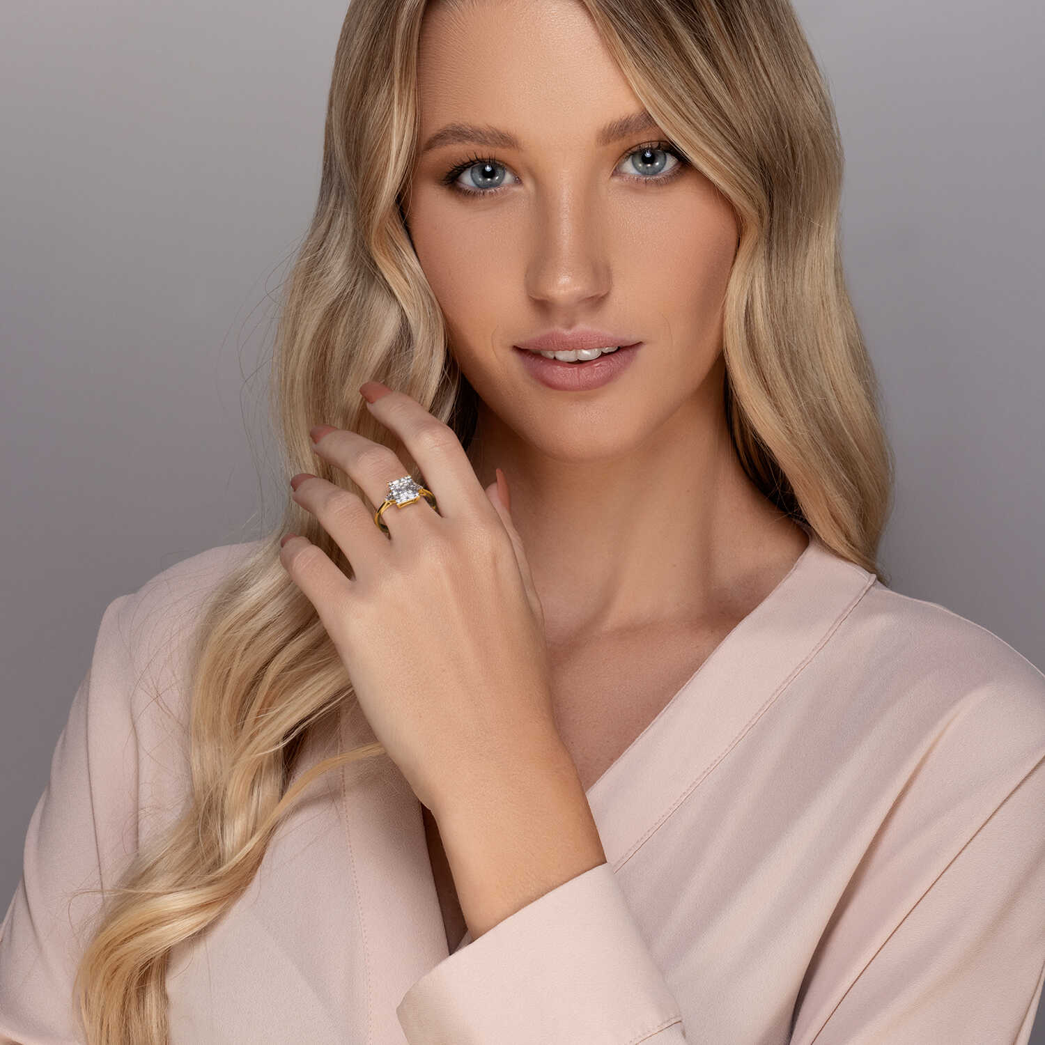 טבעת זהב משובצת יהלומים בחיתוך באגט יוקרתי