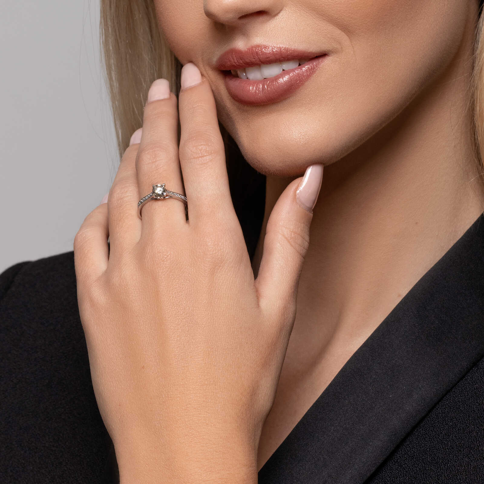 טבעת זהב סוליטר משובץ יהלום מרשים