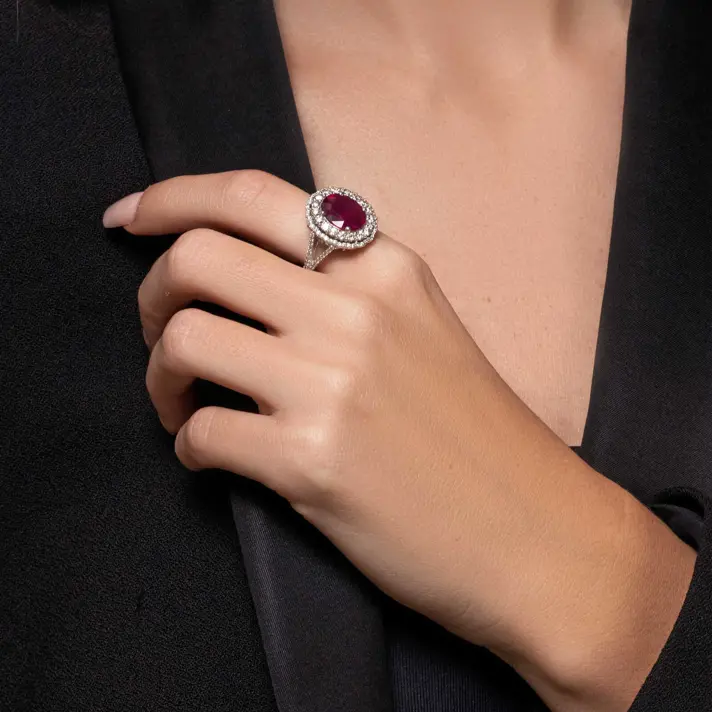טבעת זהב משובצת Ruby glass ו 100 יהלומים