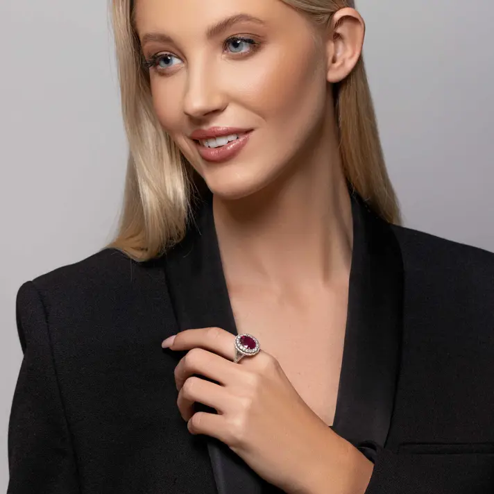 טבעת זהב משובצת Ruby glass ו 100 יהלומים