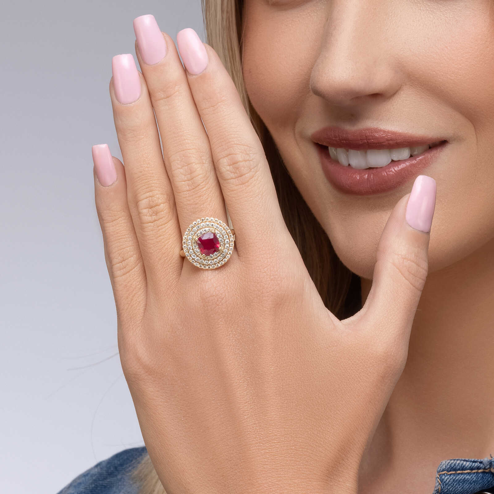 טבעת  RED CENTER משובצת רובי גלס ויהלומים