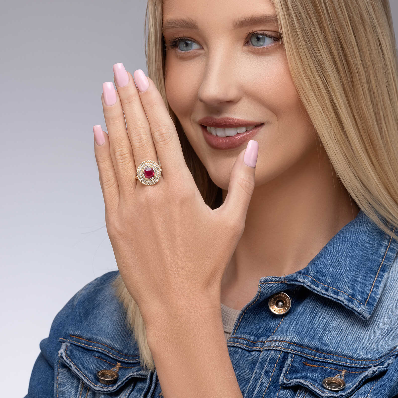 טבעת  RED CENTER משובצת רובי גלס ויהלומים