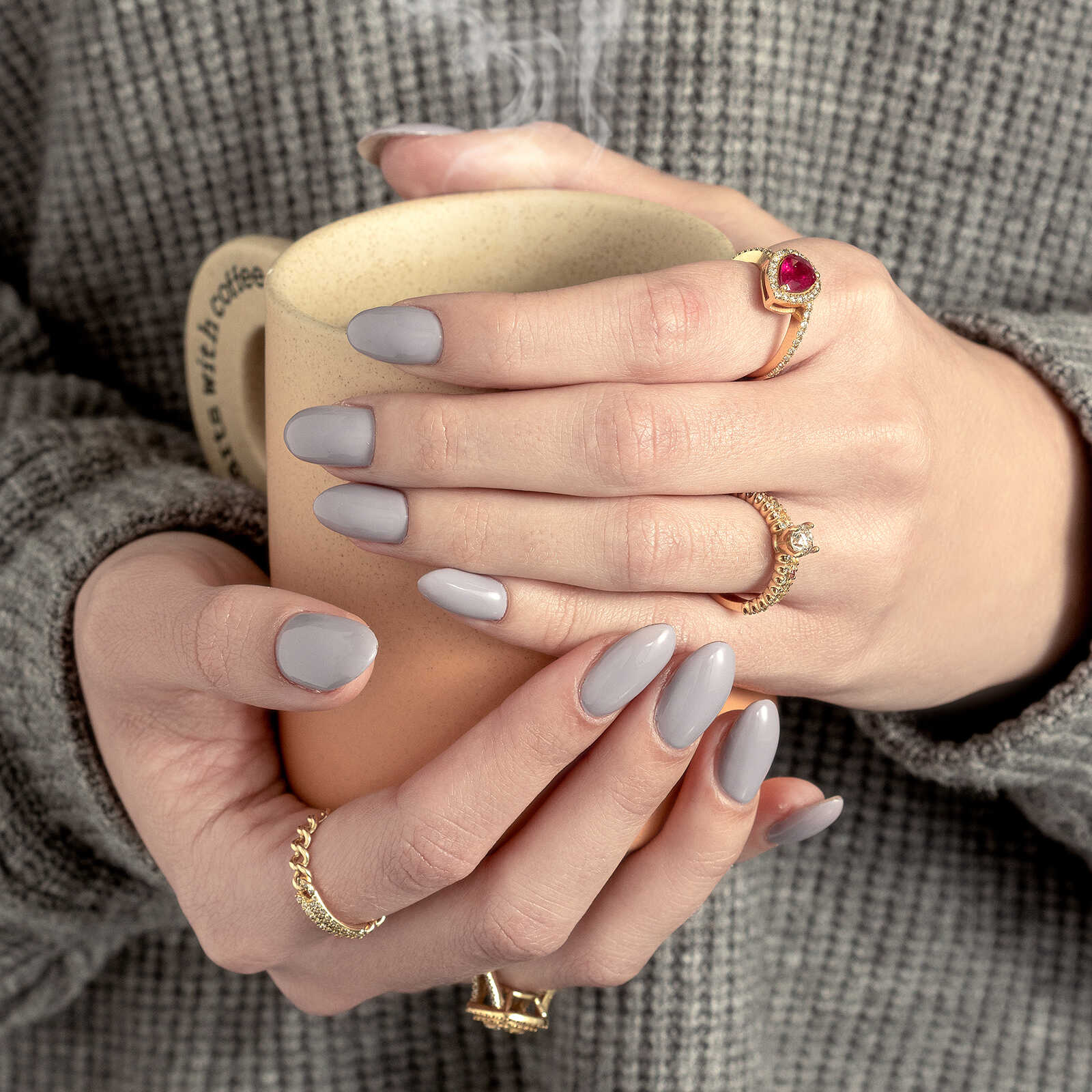 טבעת זהב חוליות בשיבוץ יהלומים בחיתוך באגט ועגול.