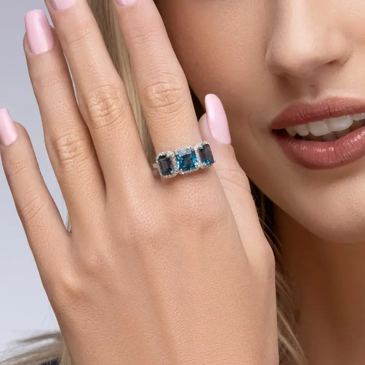 טבעת איזבלה משובצת בלו לונדון, בלו ספיר ויהלומים