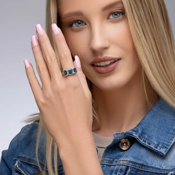 טבעת איזבלה משובצת בלו לונדון, בלו ספיר ויהלומים