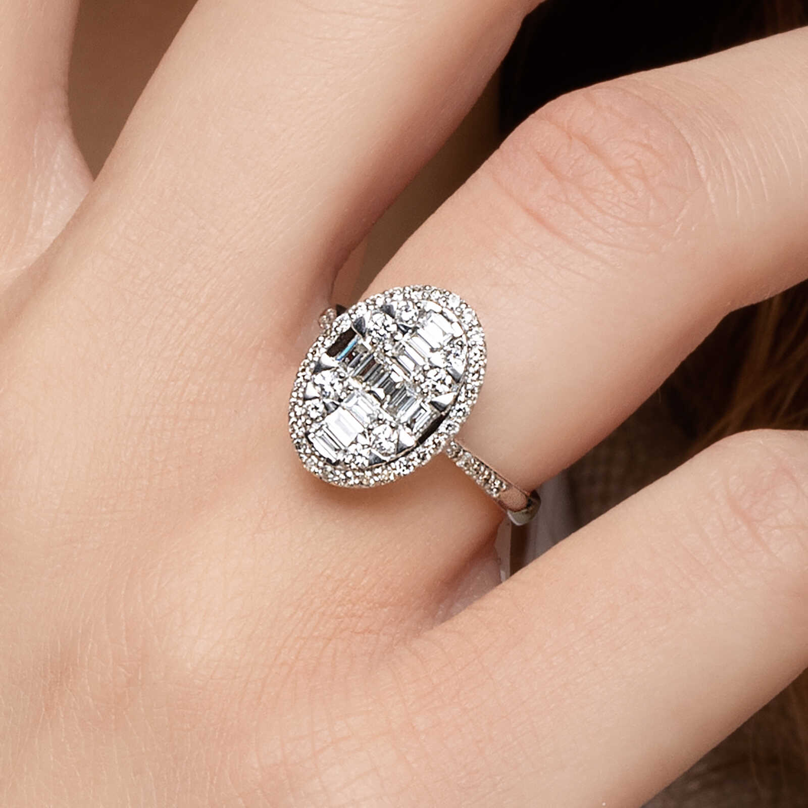 טבעת אמיליה משובצת יהלומי באגט