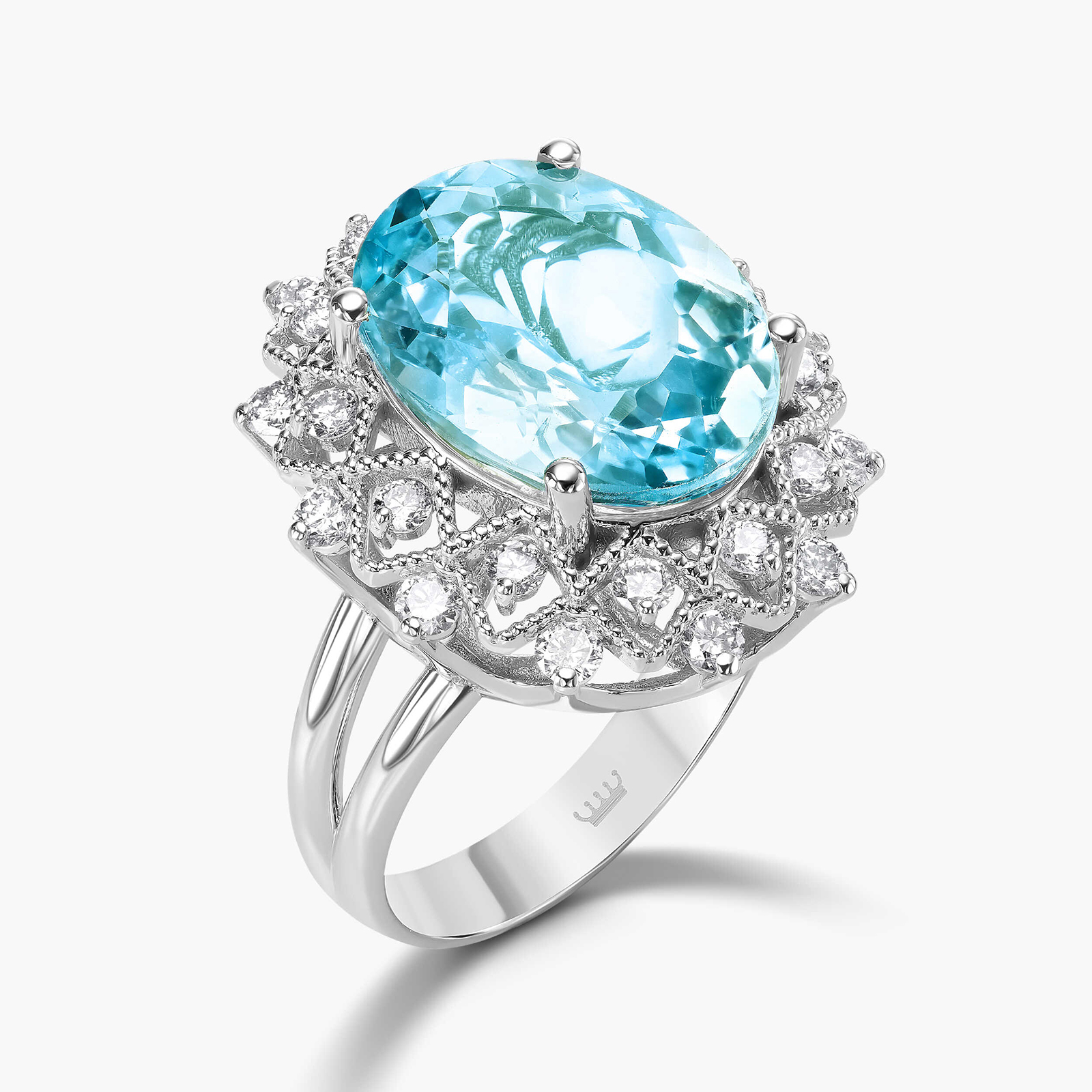 טבעת קייט משובצת יהלומים ובלו טופז