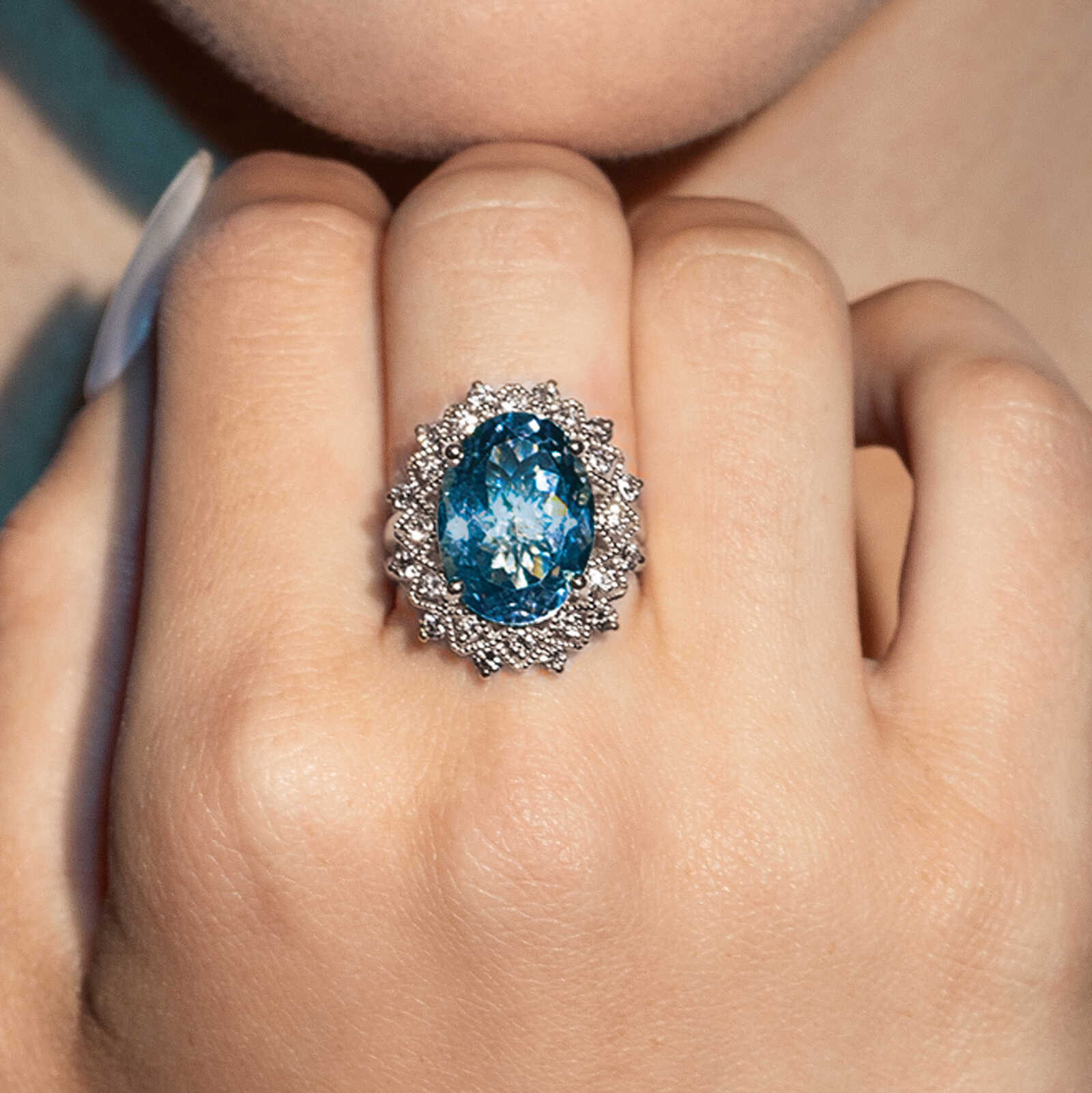 טבעת קייט משובצת יהלומים ובלו לונדון