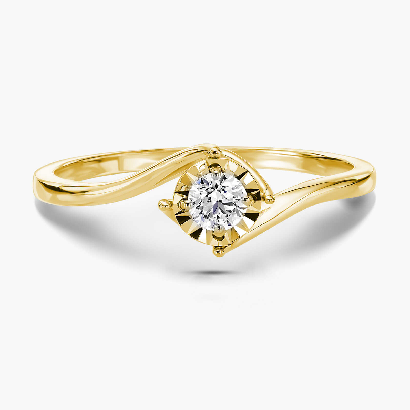 טבעת זהב עם יהלום משובץ מוקף זהב עיבוד לייזר