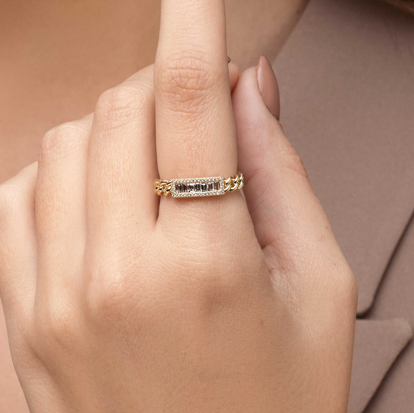 טבעת זהב חוליות בשיבוץ יהלומים בחיתוך באגט ועגול.