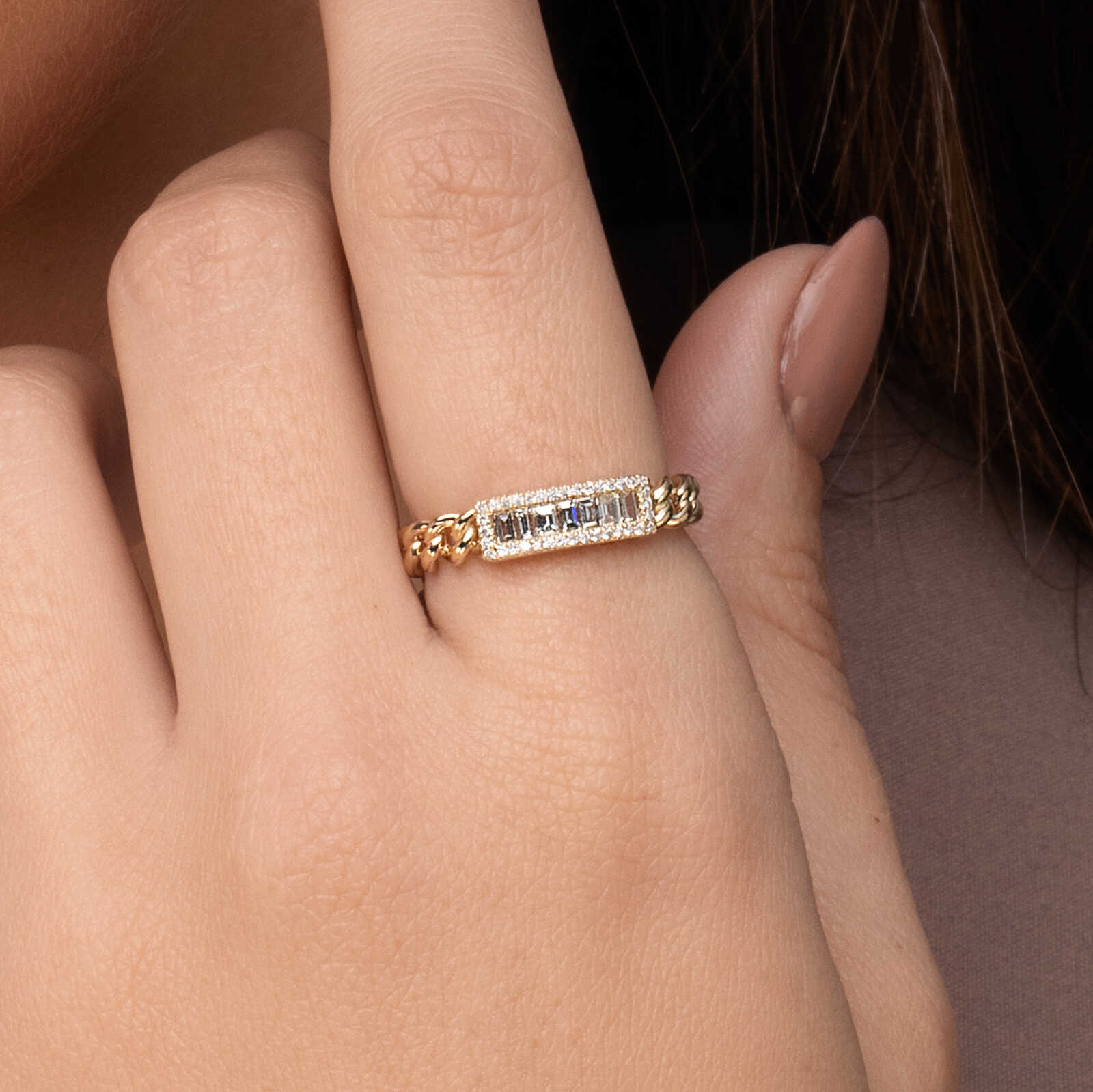 טבעת זהב חוליות בשיבוץ יהלומים בחיתוך באגט ועגול.