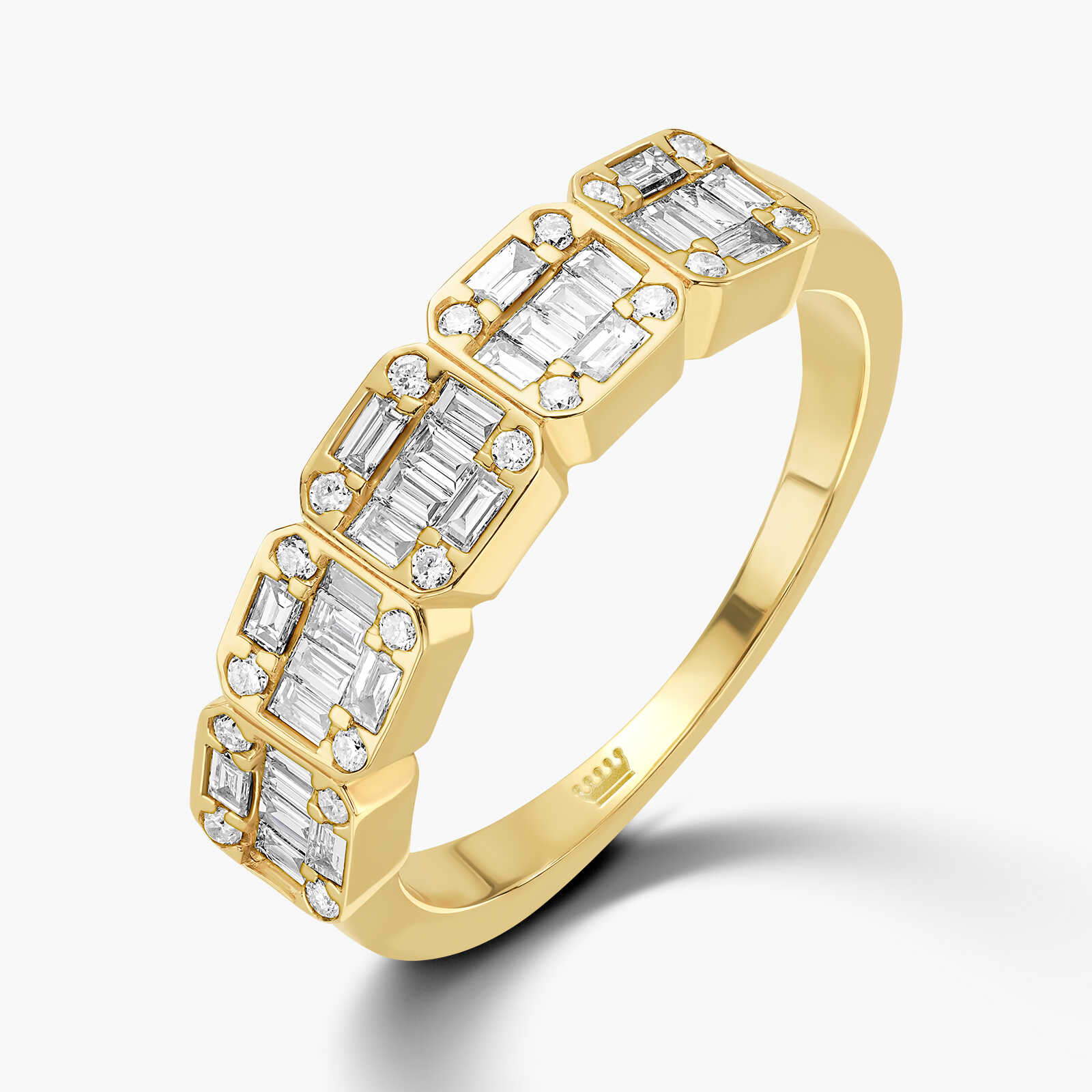 טבעת זהב משובצת יהלומים בחיתוך באגט יוקרתי ועגול