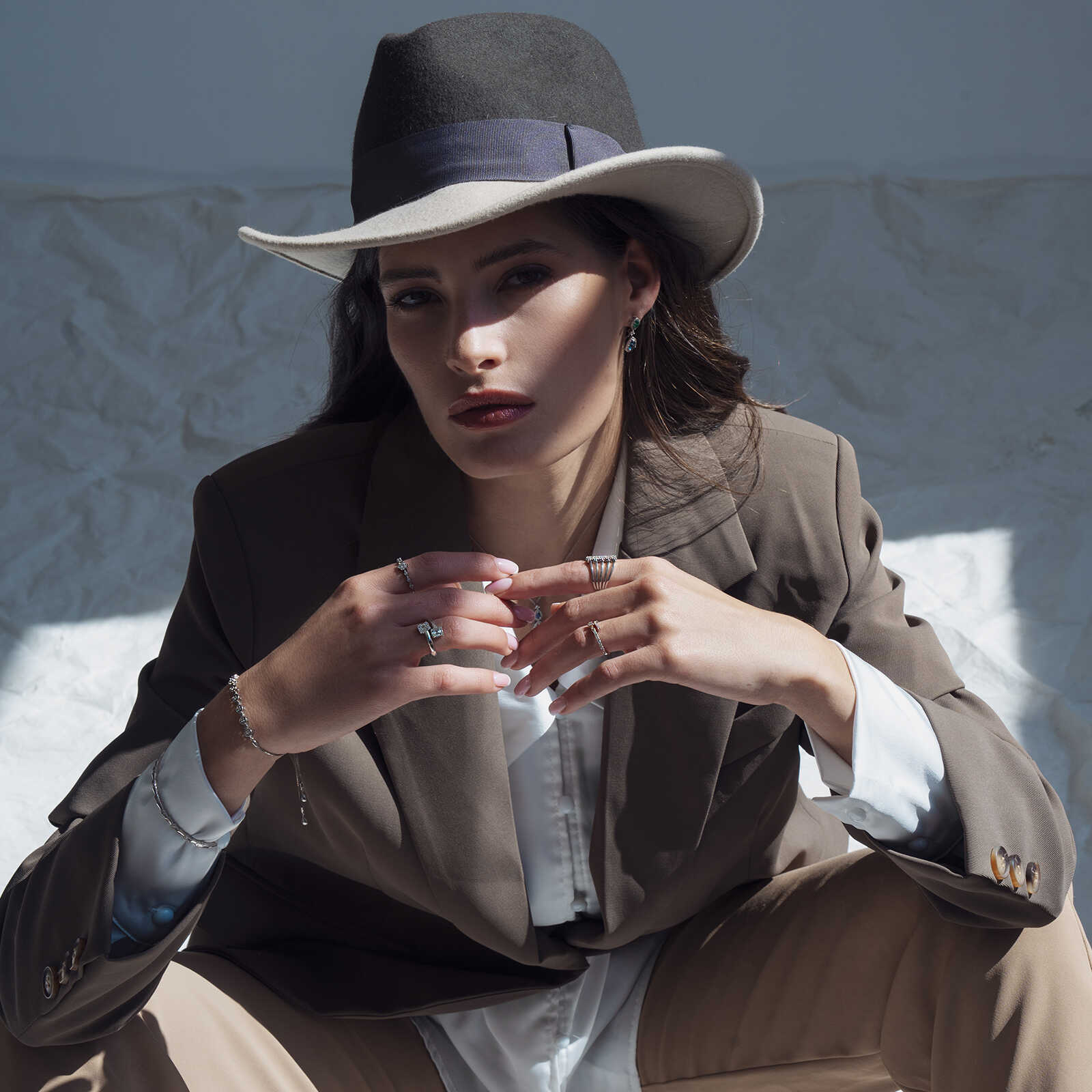 עגילי זהב עם שתי טיפות בלו לונדון ואמרלד המוקפים יהלומים