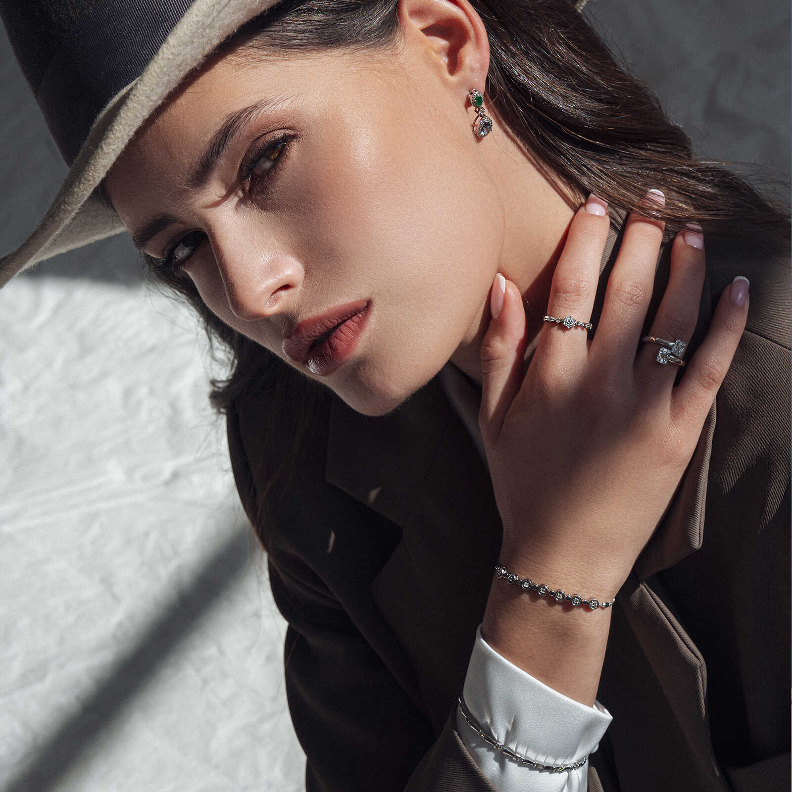 עגילי זהב עם שתי טיפות בלו לונדון ואמרלד המוקפים יהלומים