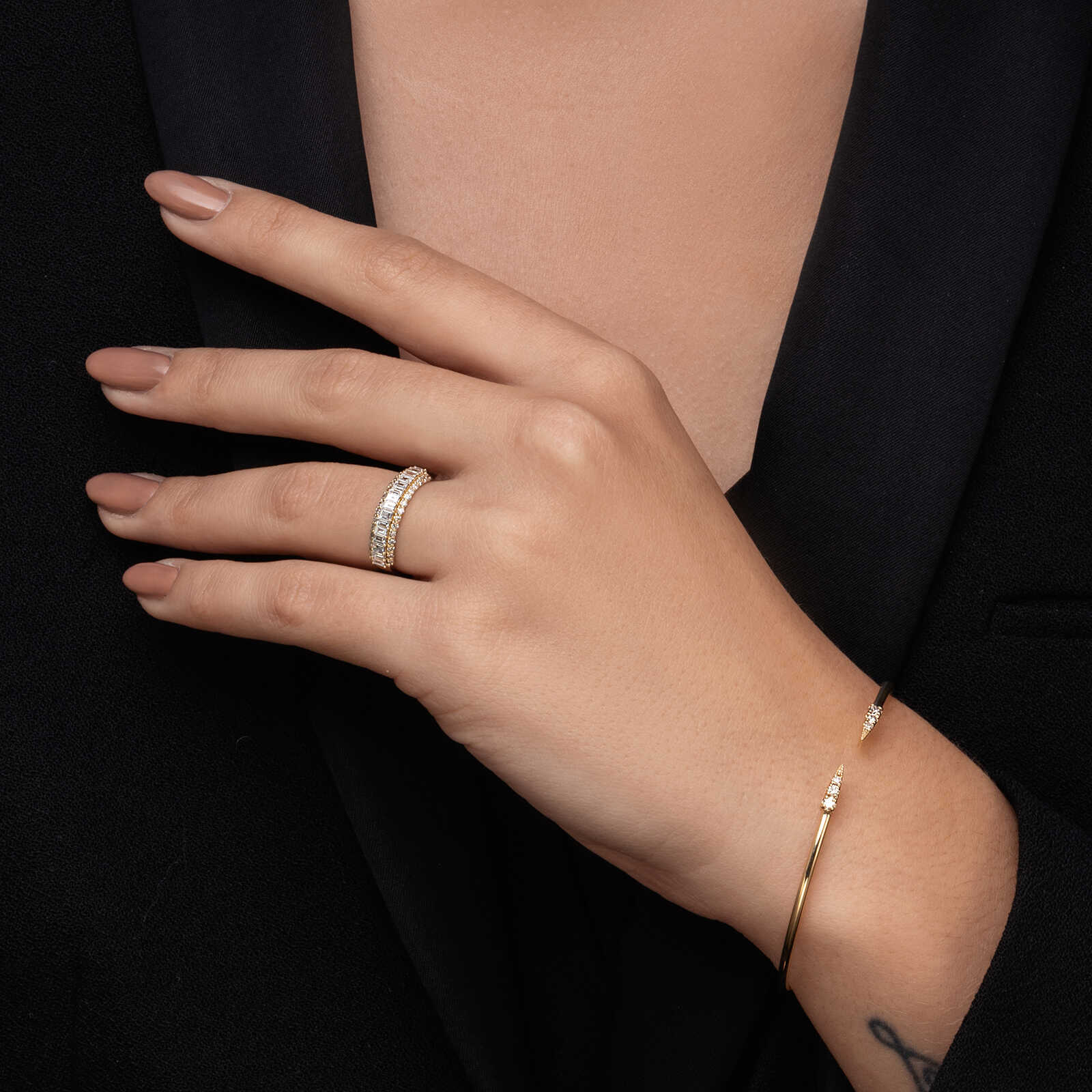 טבעת חצי נישואין בשיבוץ יהלומים בחיתוך באגט ועגול